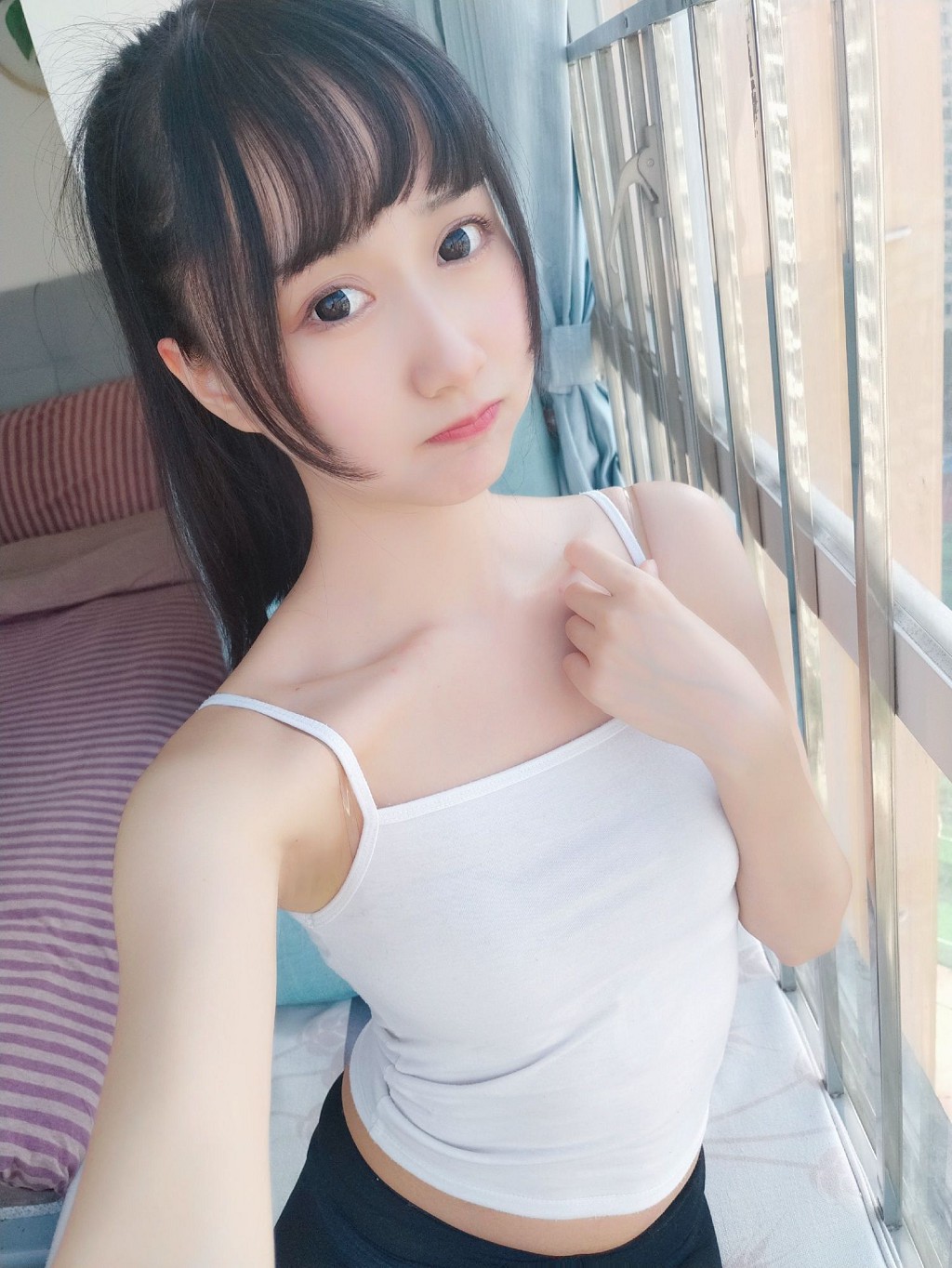 モクメンメンOwO「ベスト黒ストッキング居家」 [コスプレイヤーの美女] 写真集[40P
