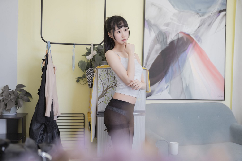 木綿綿OwO《背心黑絲居家》 [COSER美女] 寫真集[40P