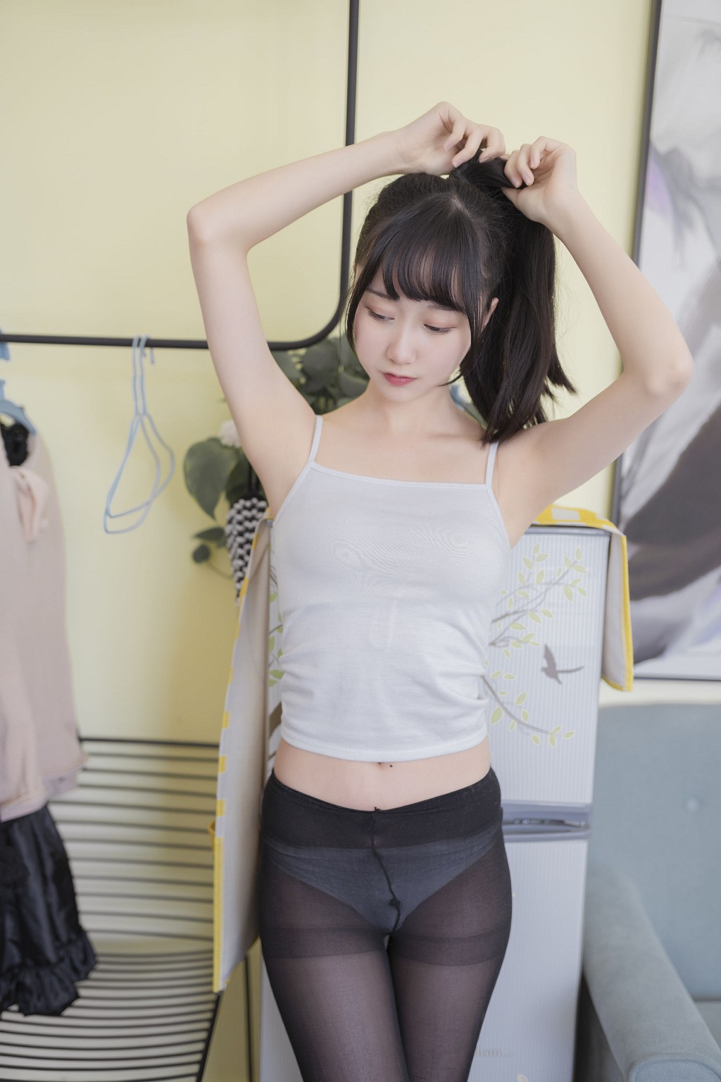 木綿綿OwO《背心黑絲居家》 [COSER美女] 寫真集[40P