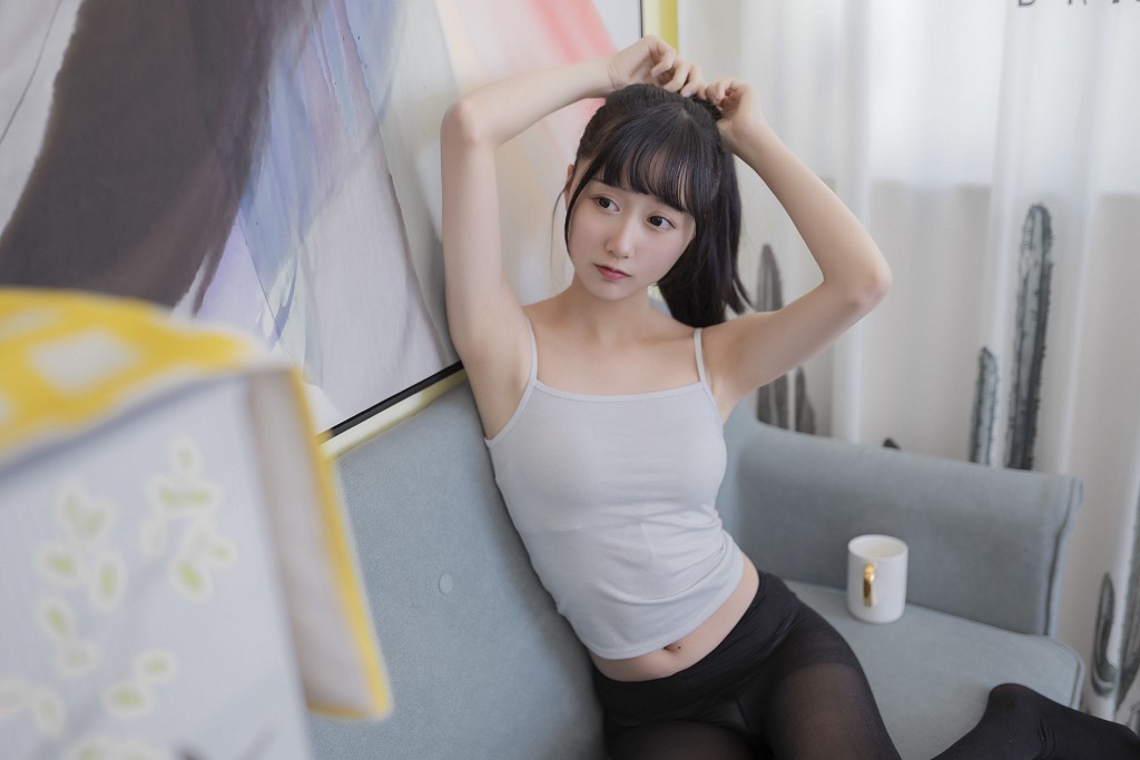 木綿綿OwO《背心黑絲居家》 [COSER美女] 寫真集[40P