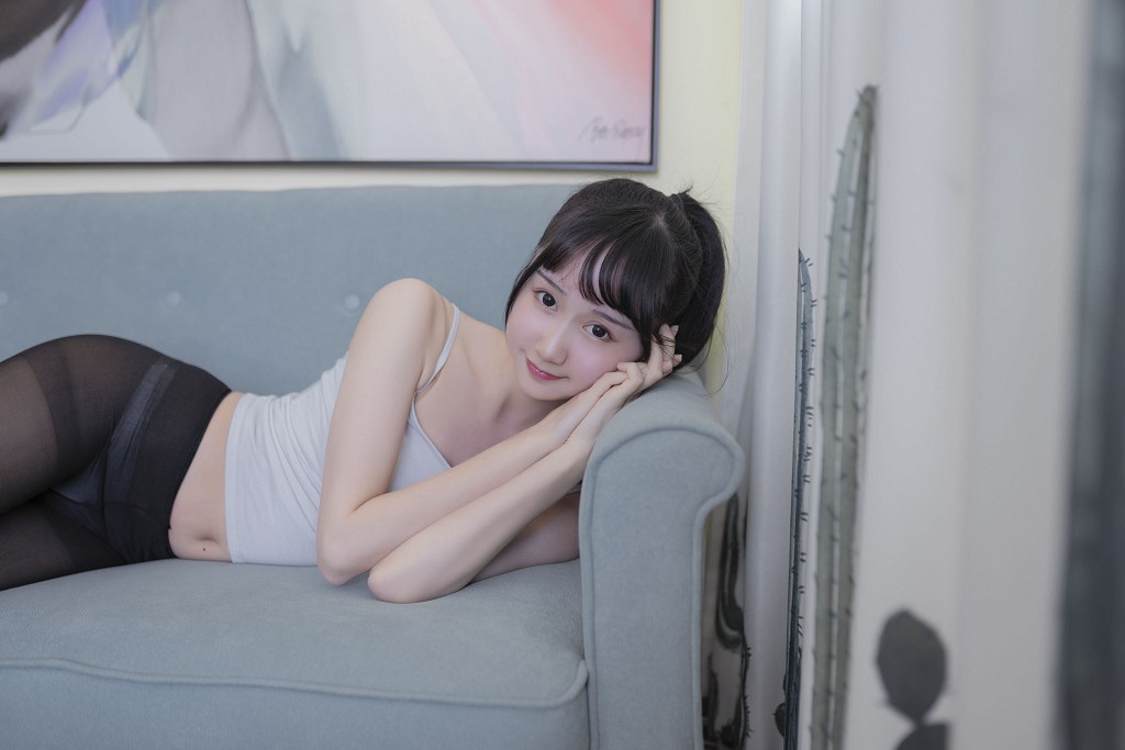 木綿綿OwO《背心黑絲居家》 [COSER美女] 寫真集[40P