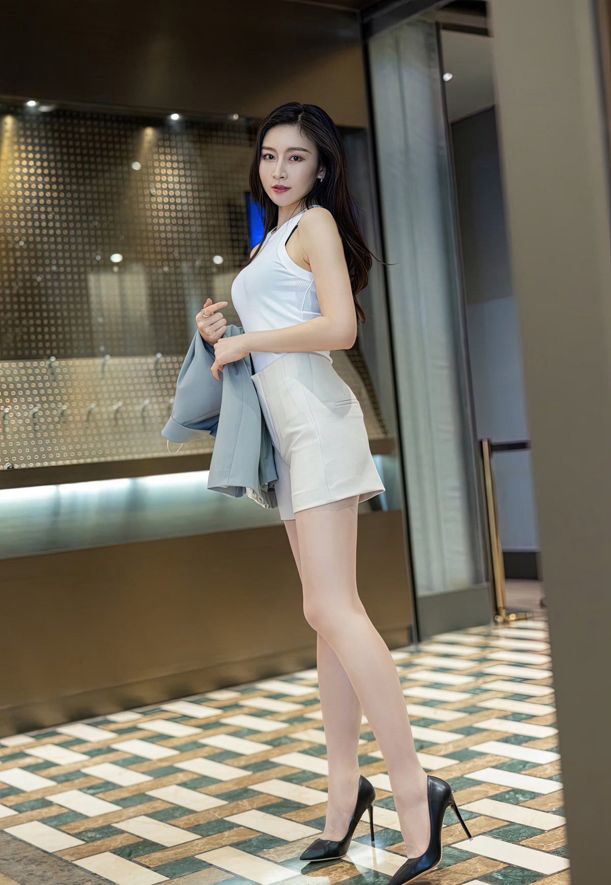 Nữ thiếu phụ đẹp với đôi chân quyến rũ trong tất nylon, mặc đồng phục gợi cảm, tất thịt, giày cao gót, đồ lót cao cấp, người phụ nữ sexy dâm đãng.