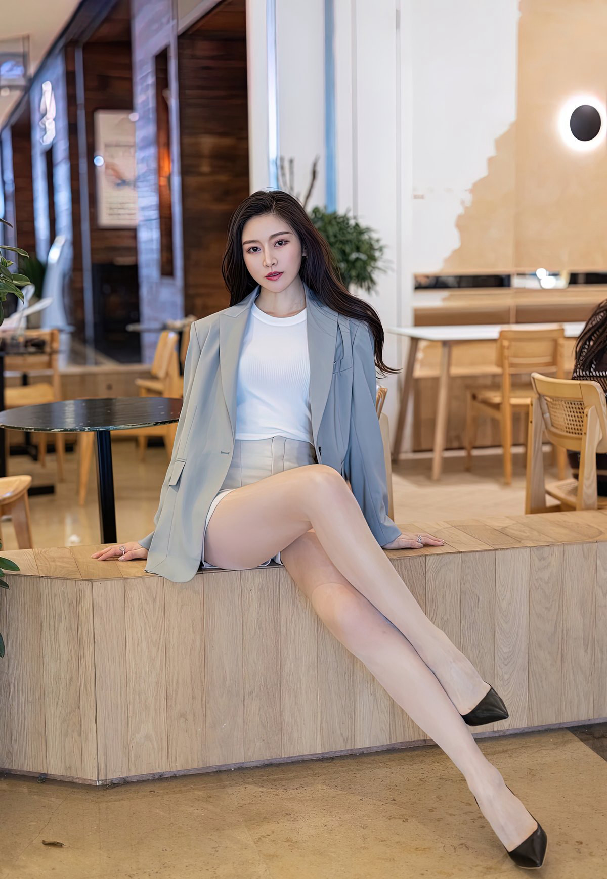 Nữ thiếu phụ đẹp với đôi chân quyến rũ trong tất nylon, mặc đồng phục gợi cảm, tất thịt, giày cao gót, đồ lót cao cấp, người phụ nữ sexy dâm đãng.