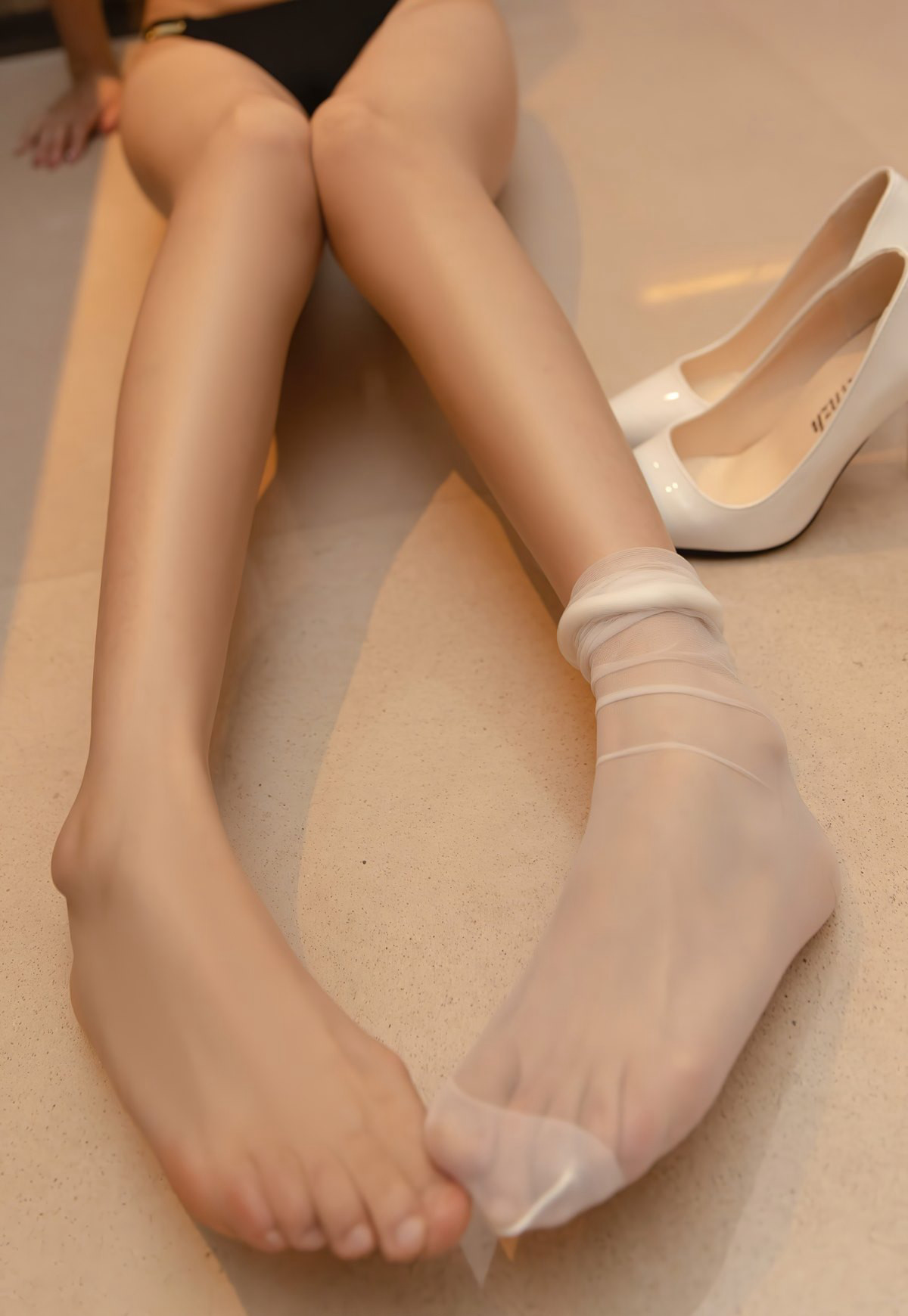 Extremely Flirtatious Xiong Xiao Nuo: Sexy Big-Breasted Beauty in Thong, High Perky Buttocks, White Silk Beautiful Legs, Jade Feet