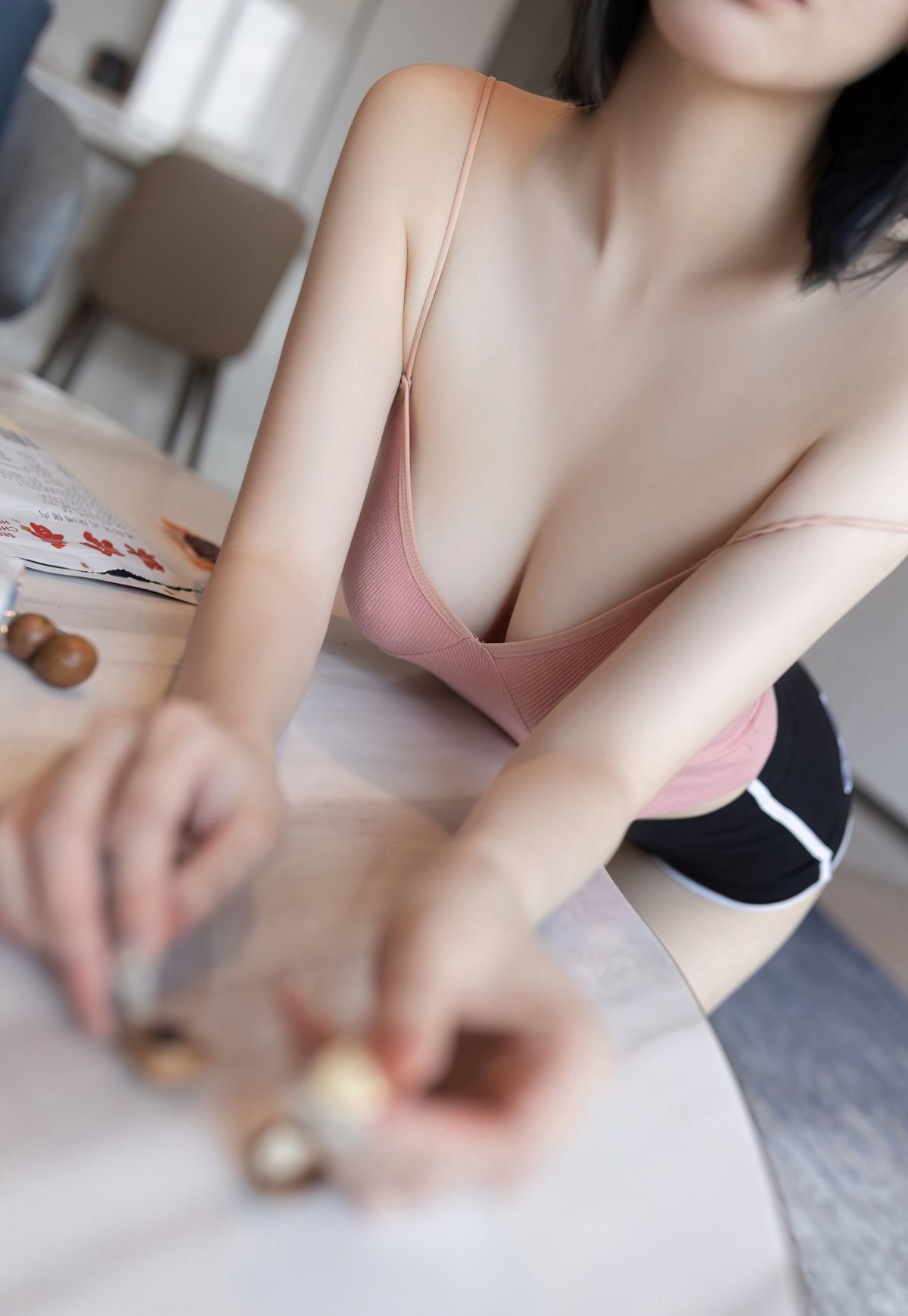 Phụ nữ quyến rũ tóc ngắn đẹp An Ran dụ dỗ bằng tất thịt không đồ lót, đồng phục tiếp viên hàng không, phong cách dâm đãng, tư thế quyến rũ trên giường.