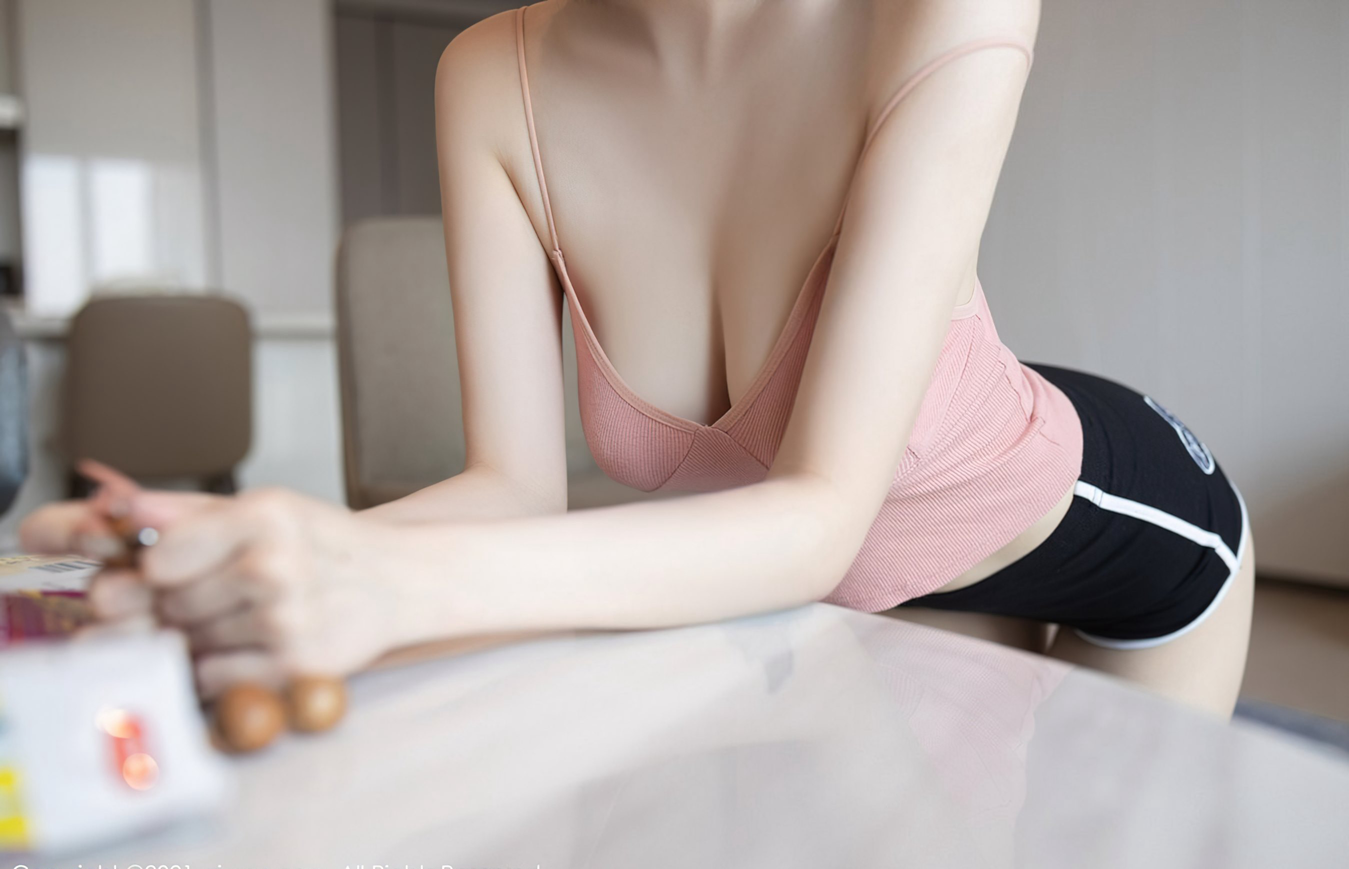 Phụ nữ quyến rũ tóc ngắn đẹp An Ran dụ dỗ bằng tất thịt không đồ lót, đồng phục tiếp viên hàng không, phong cách dâm đãng, tư thế quyến rũ trên giường.