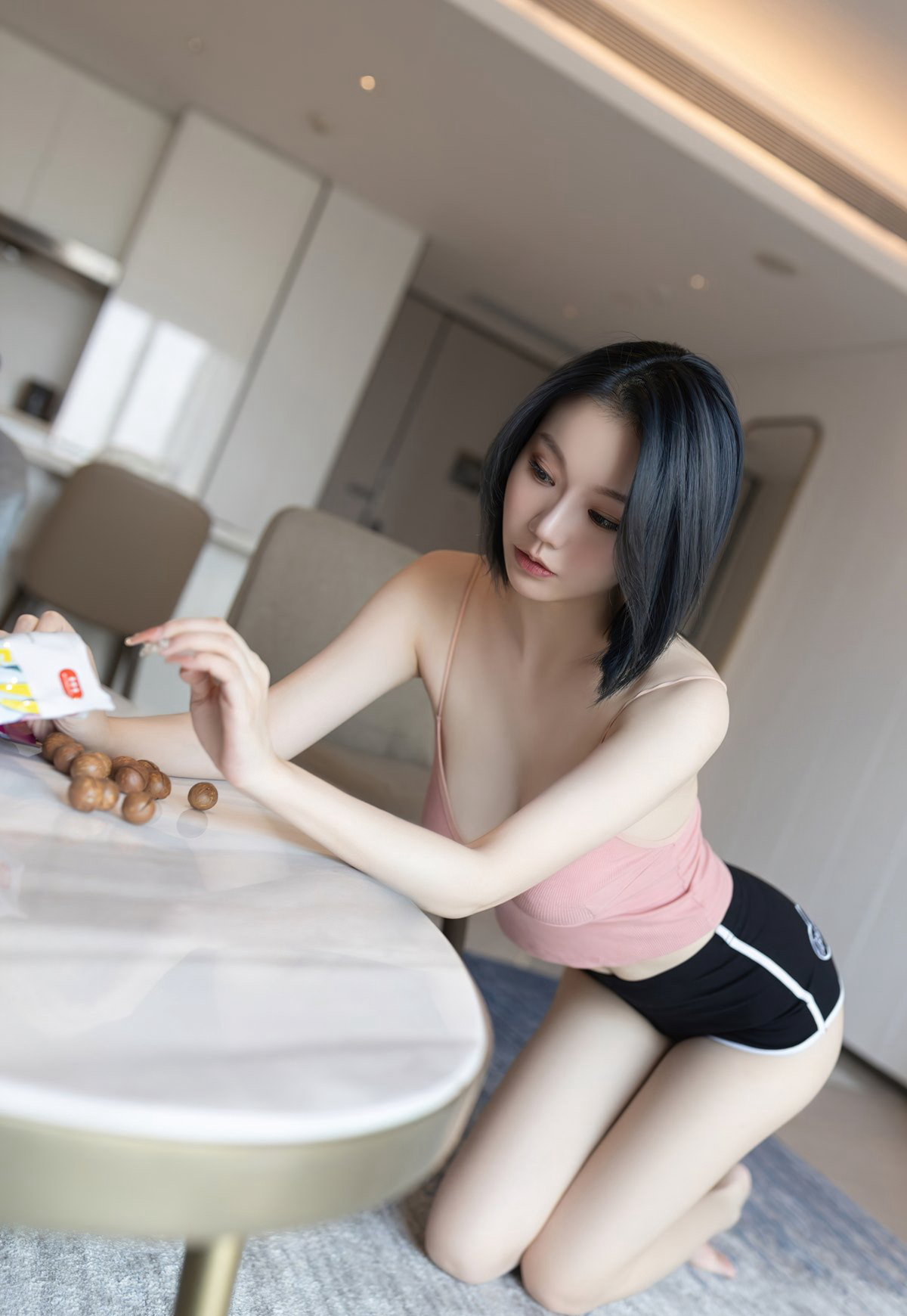 Phụ nữ quyến rũ tóc ngắn đẹp An Ran dụ dỗ bằng tất thịt không đồ lót, đồng phục tiếp viên hàng không, phong cách dâm đãng, tư thế quyến rũ trên giường.