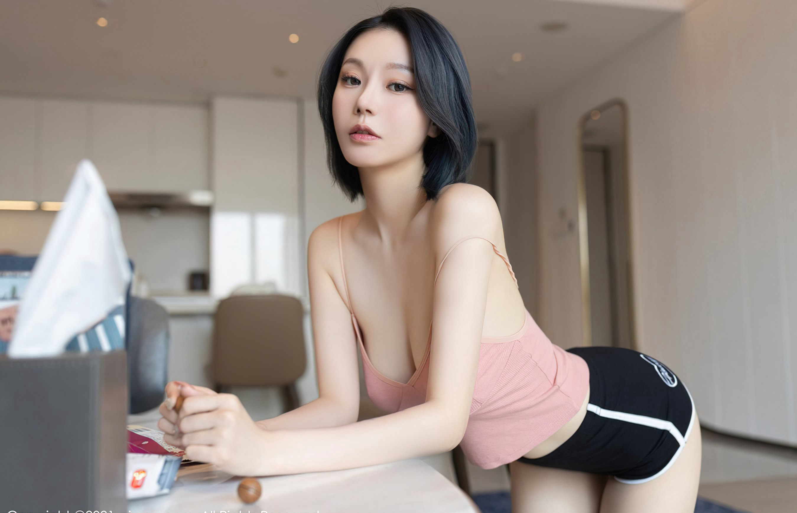 Phụ nữ quyến rũ tóc ngắn đẹp An Ran dụ dỗ bằng tất thịt không đồ lót, đồng phục tiếp viên hàng không, phong cách dâm đãng, tư thế quyến rũ trên giường.