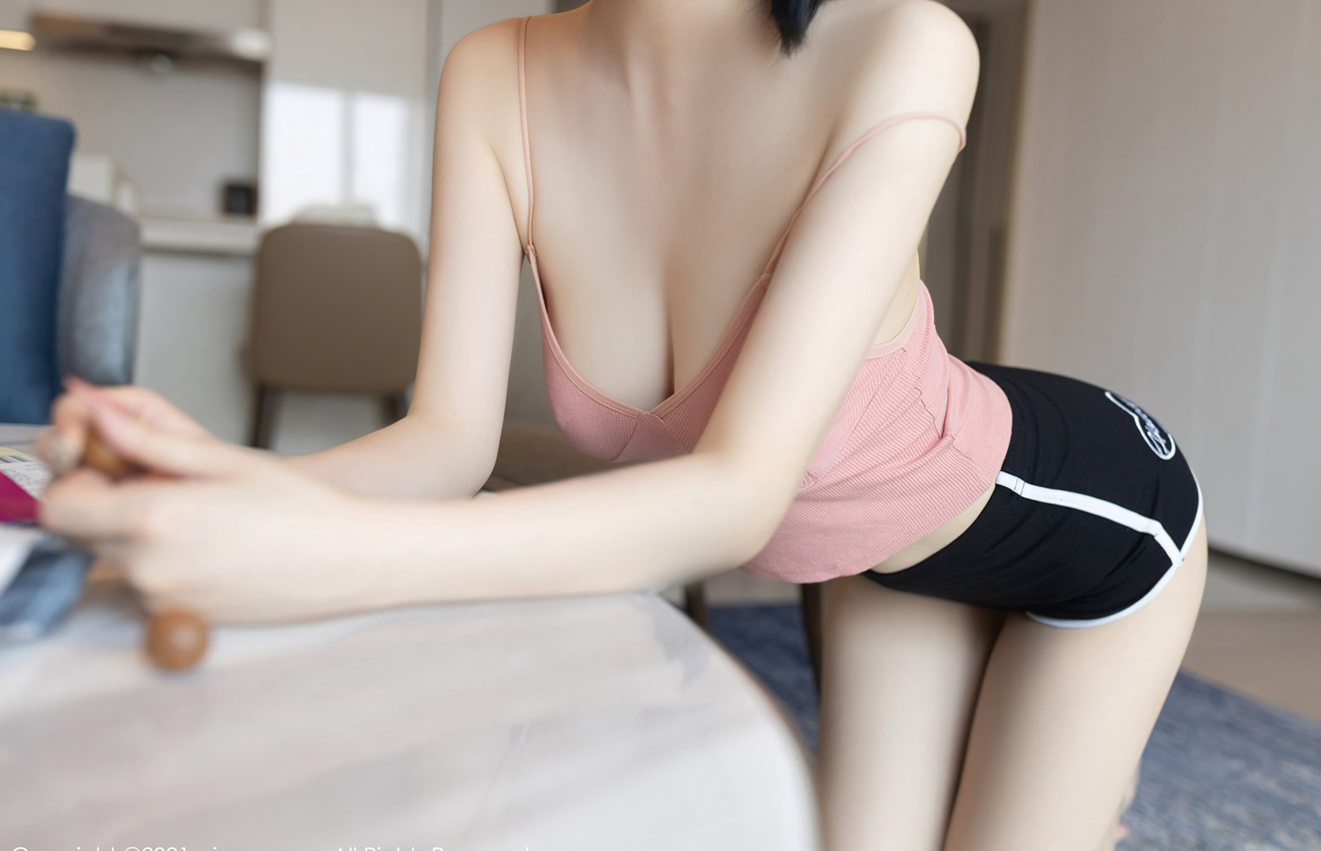 Phụ nữ quyến rũ tóc ngắn đẹp An Ran dụ dỗ bằng tất thịt không đồ lót, đồng phục tiếp viên hàng không, phong cách dâm đãng, tư thế quyến rũ trên giường.