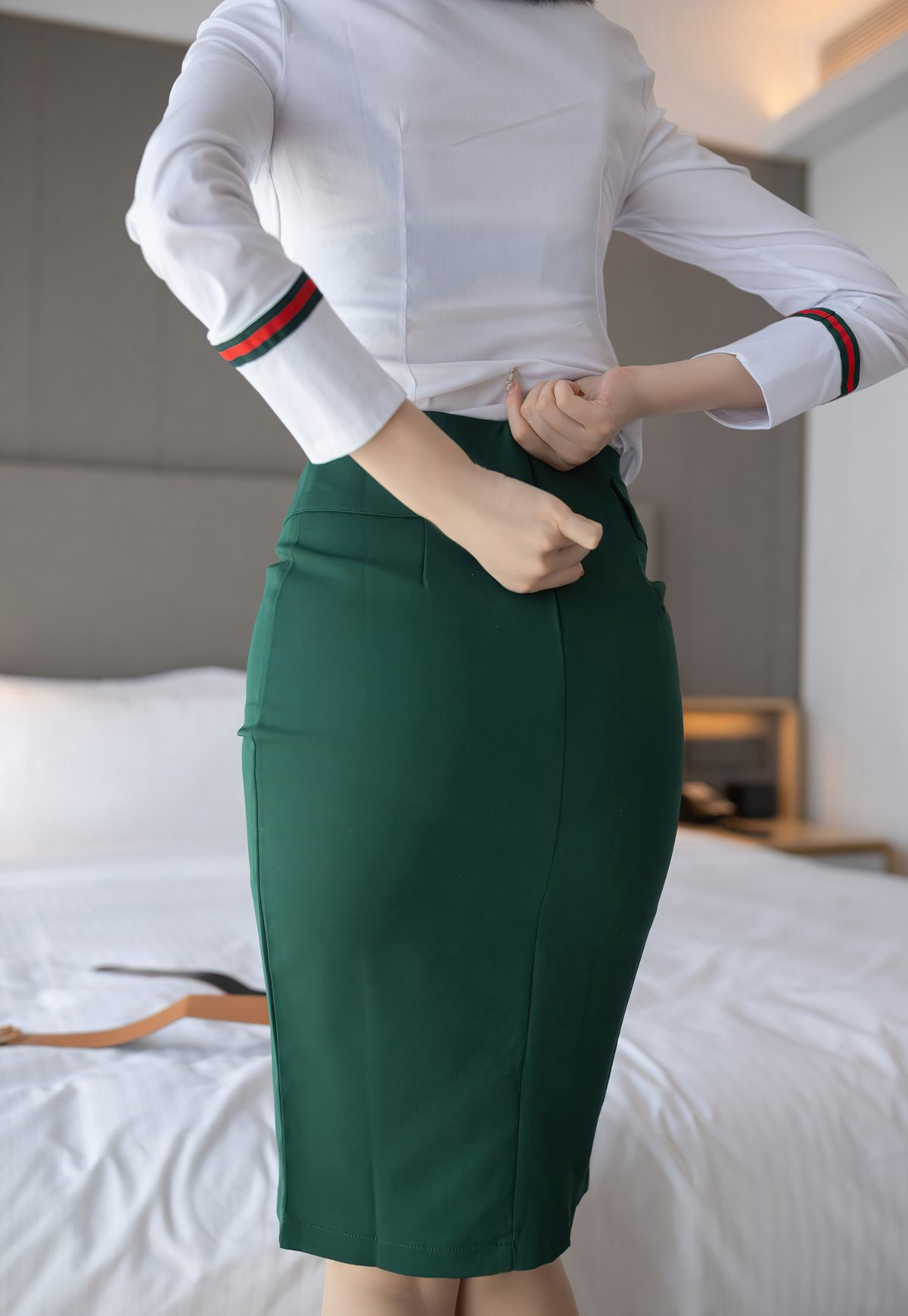 性感短髮美少婦安然誘惑肉絲無內空姐制服風騷床上誘惑姿勢