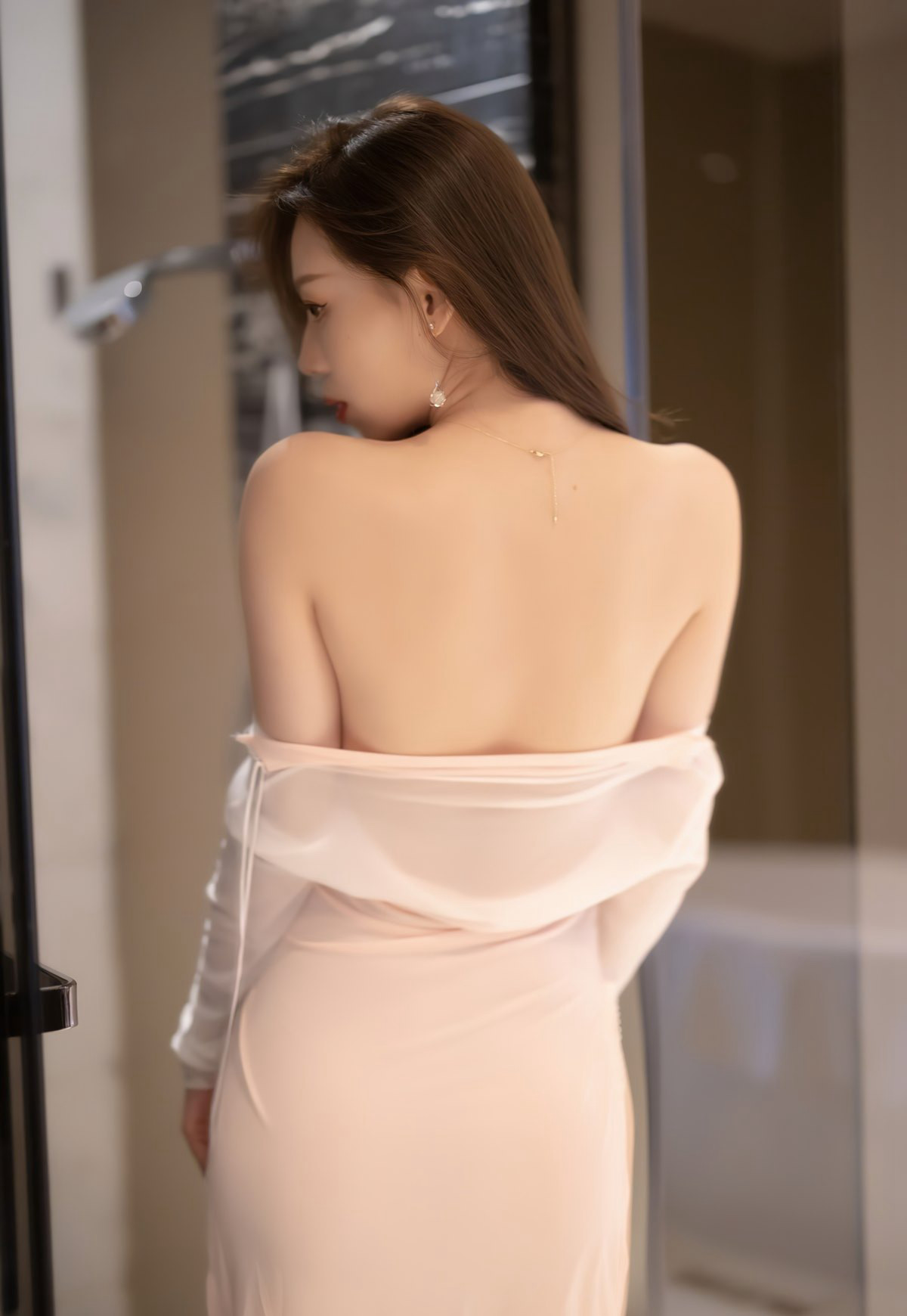 Yan Mo's fair and tender seductive woman's sexy lingerie temptation with white silk, no underwear, thong, and tender white beautiful buttocks.