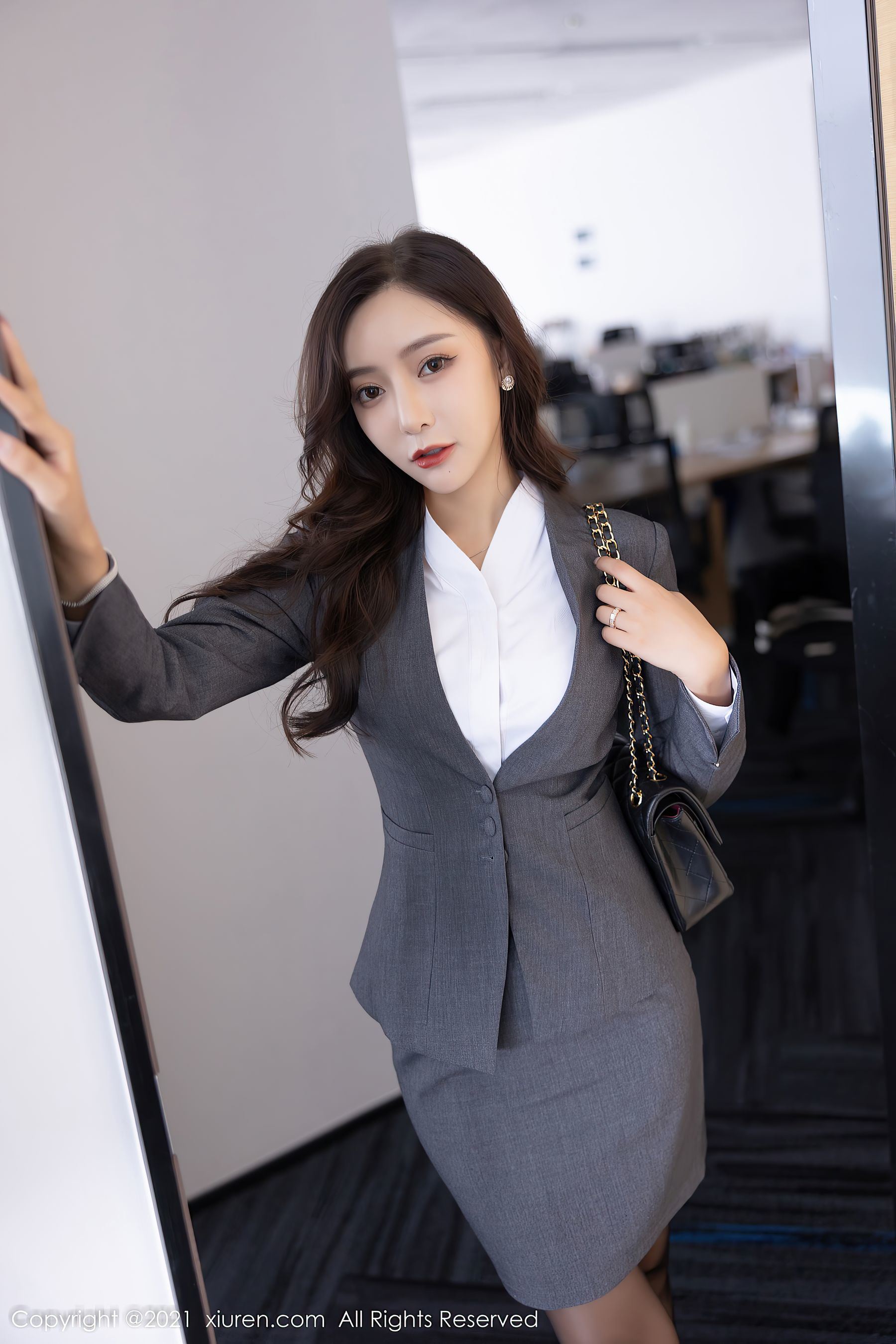 秀人XiuRen No.4304 王馨瑶Yanni OL黑丝制服写真