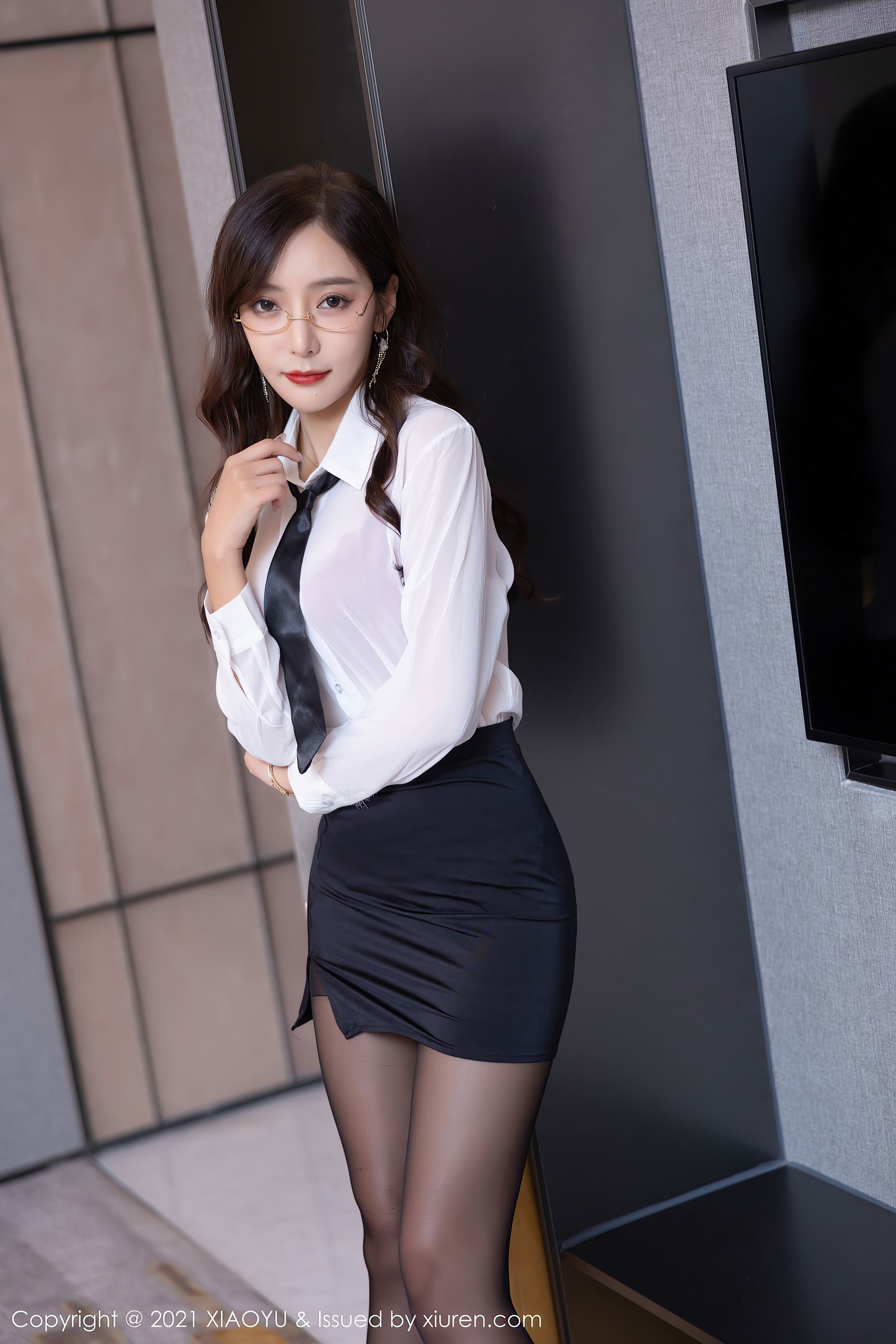 XIAOYU Vol.665 王馨瑤Yanni 眼鏡黑絲制服寫真