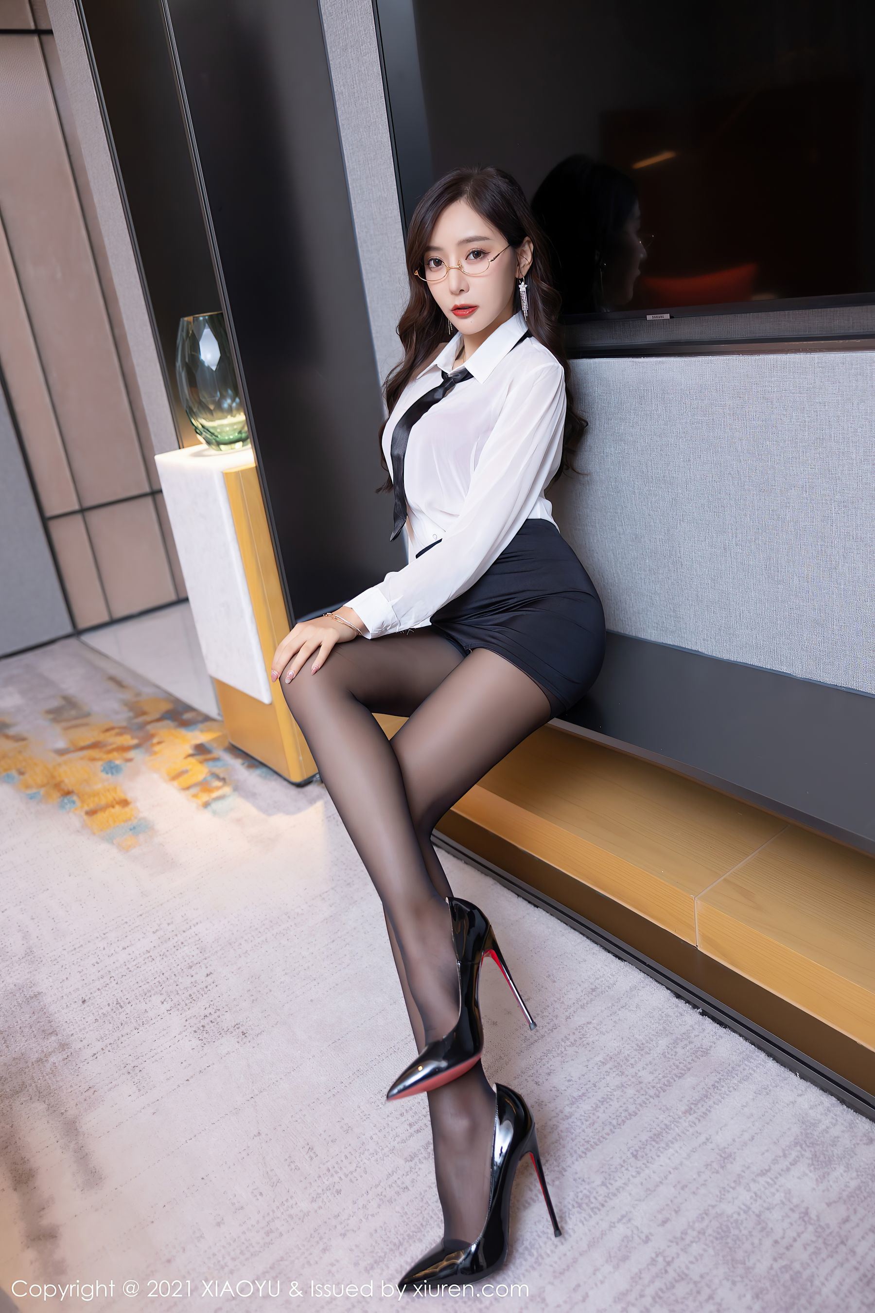 XIAOYU Vol.665 王馨瑤Yanni 眼鏡黑絲制服寫真