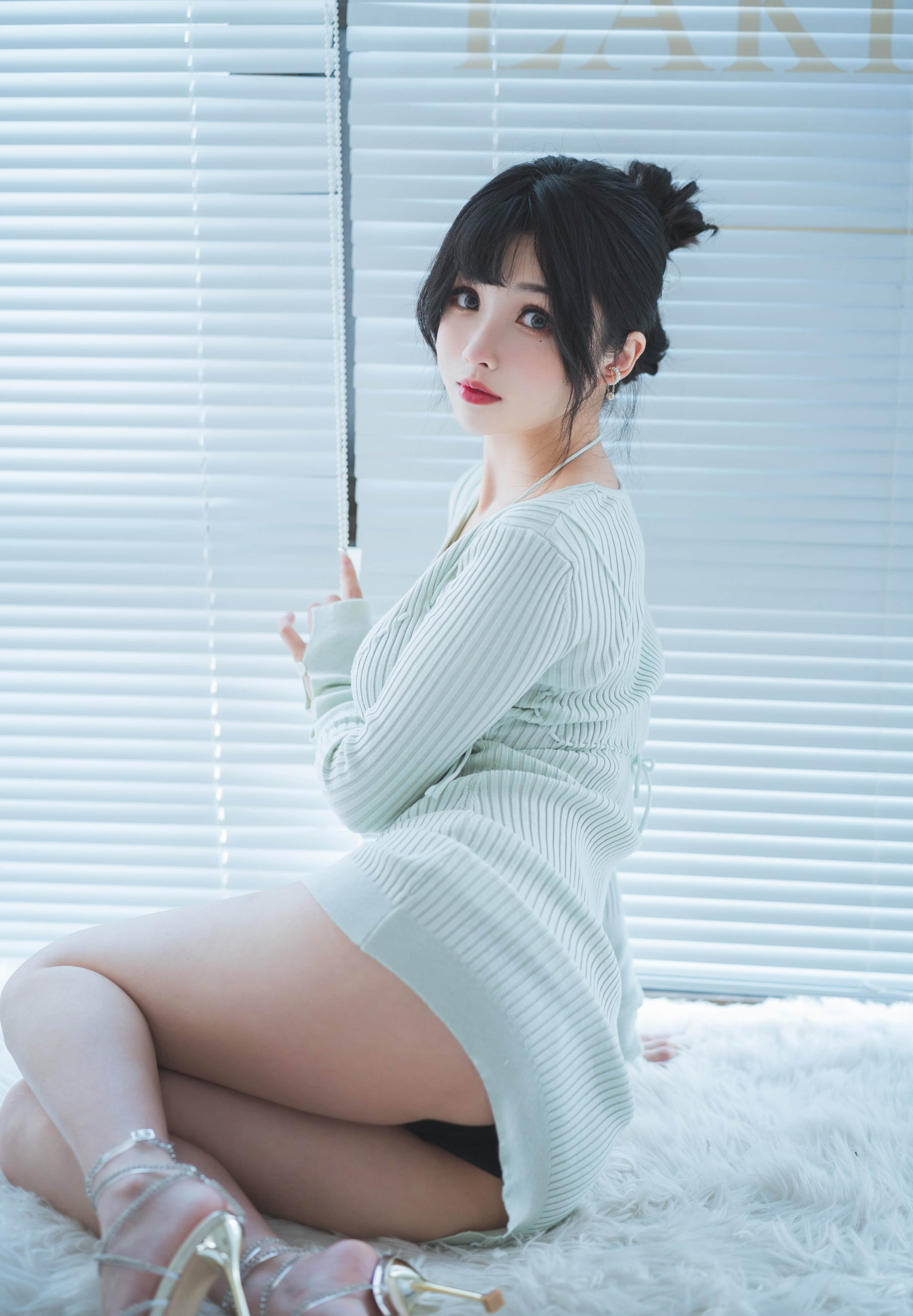Rioko Liangliangzi '유부녀 스웨터' 사진 세트