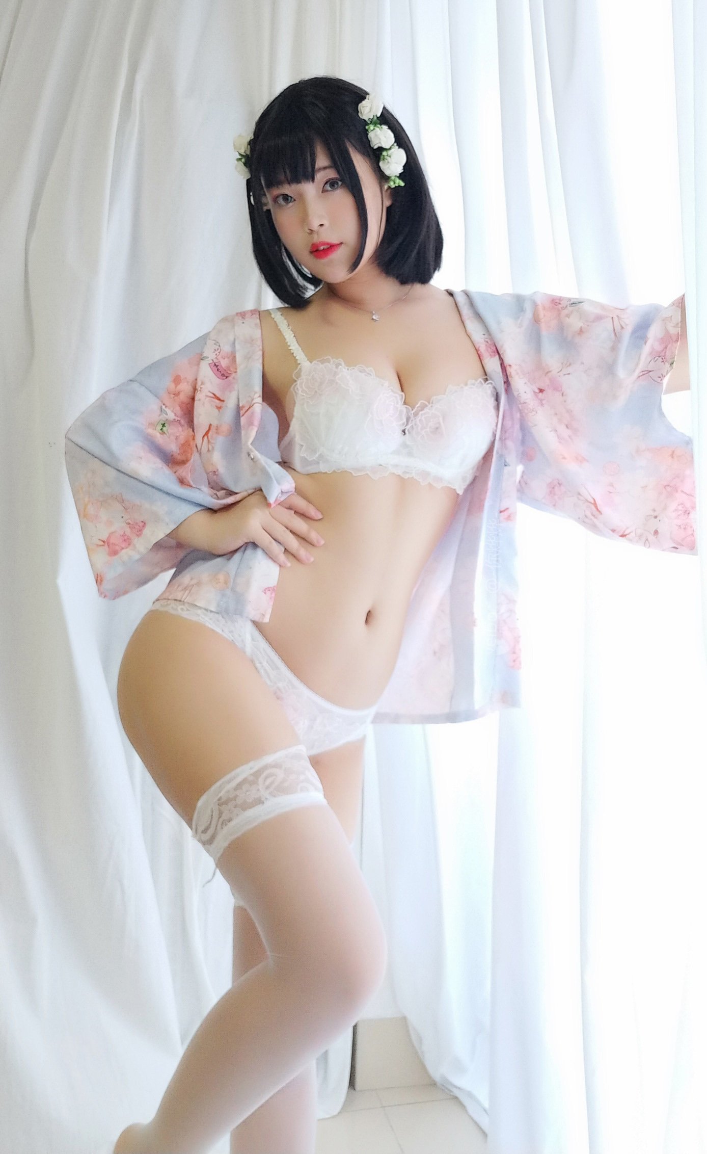 白燿- - 花與酒與少女