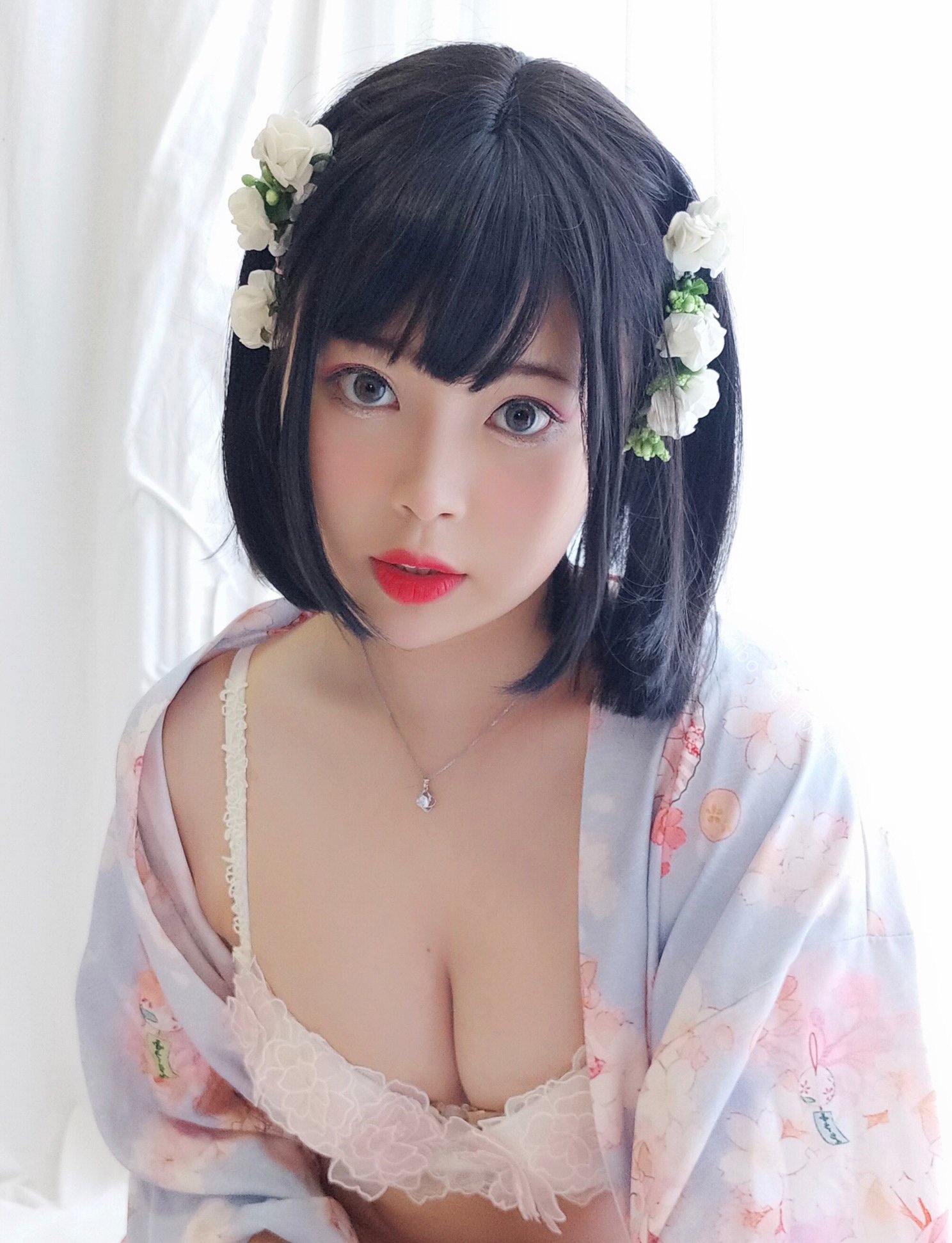 白燿- - 花與酒與少女