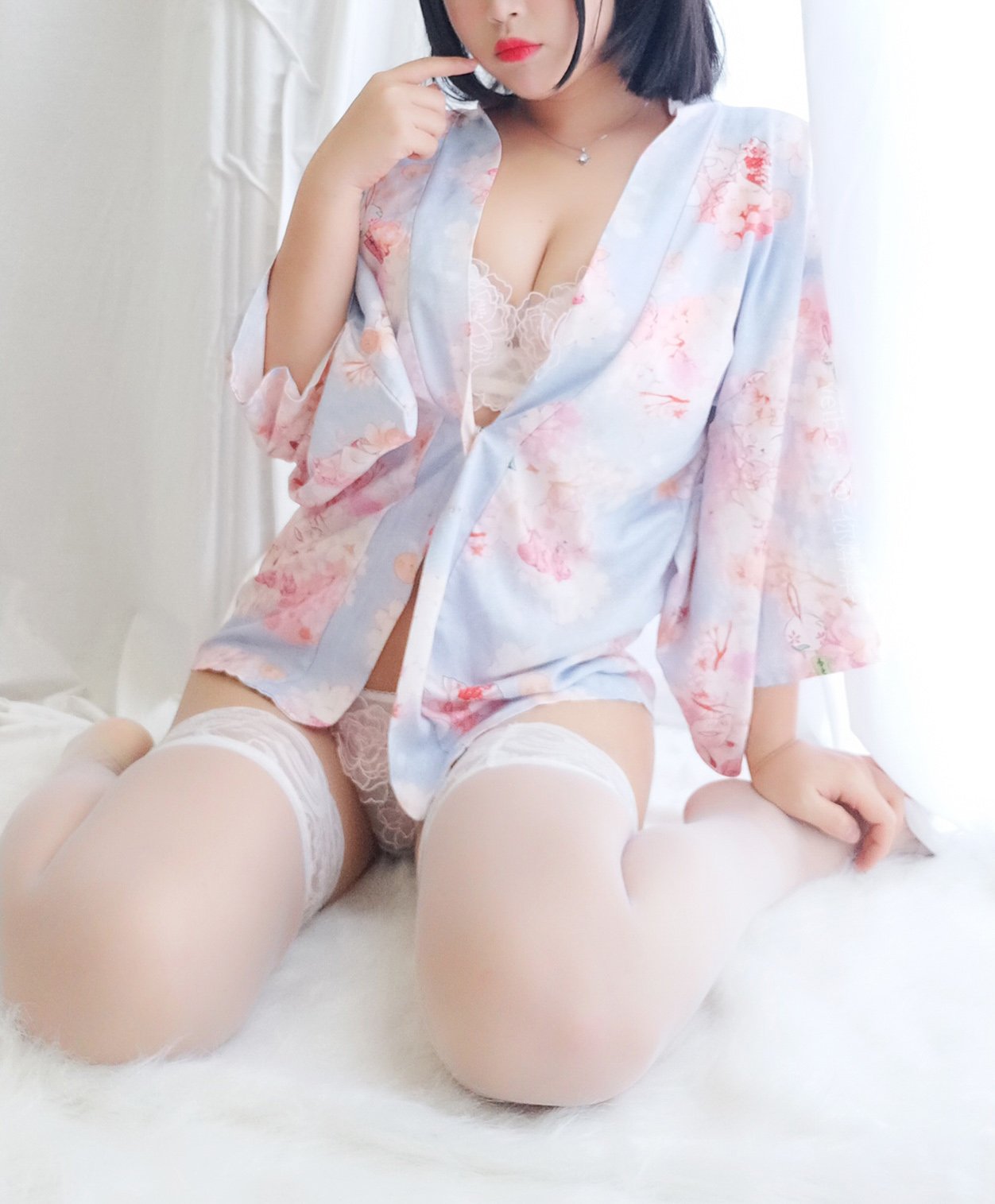 白燿- - 花與酒與少女