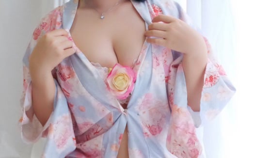 白燿- - 花與酒與少女