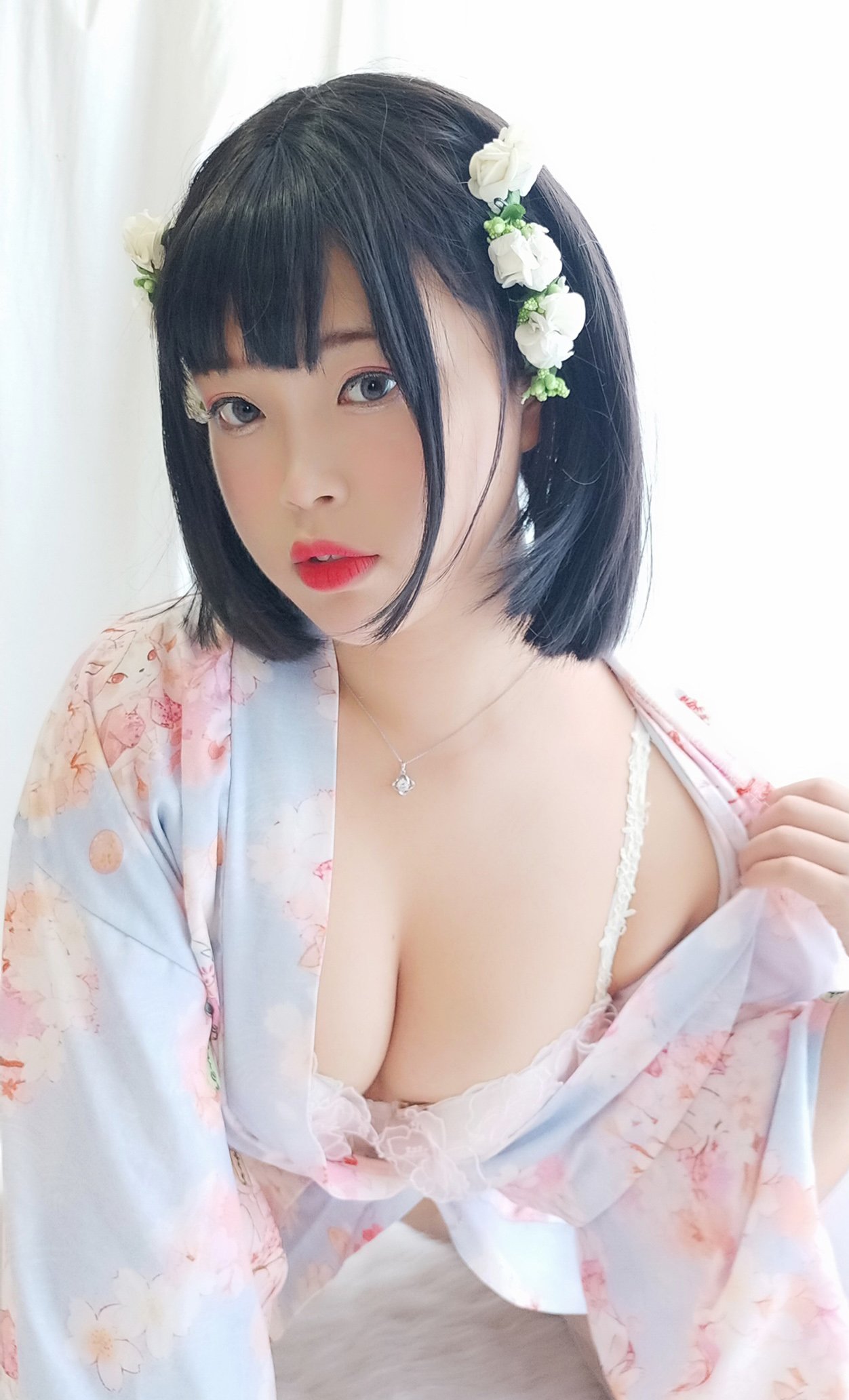 白燿- - 花與酒與少女