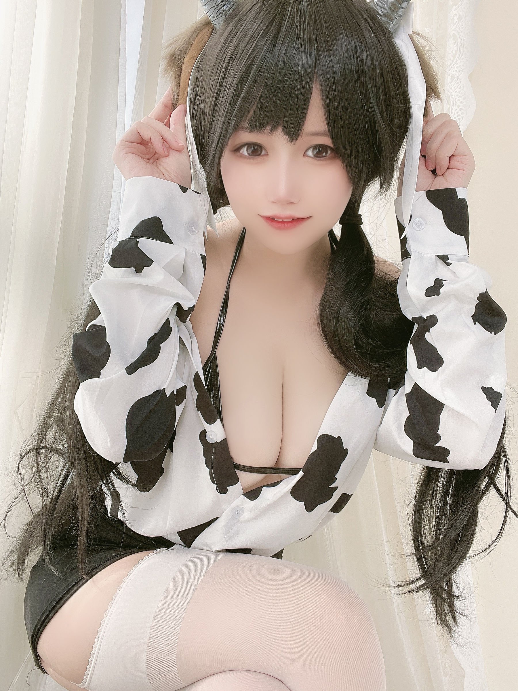 Ogura Chiyo w] Áo sơ mi bò sữa