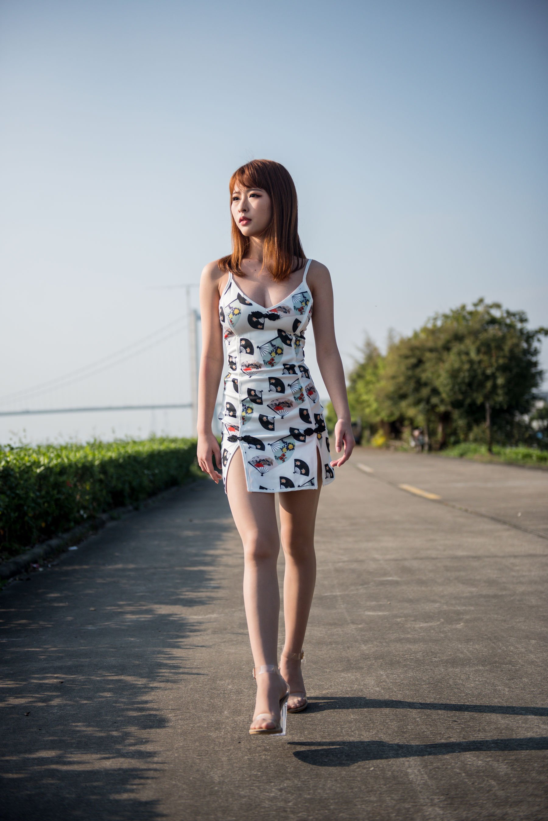 Shimizu Yuno Yu Feng Street Shoot Tight Skirt and Stockings