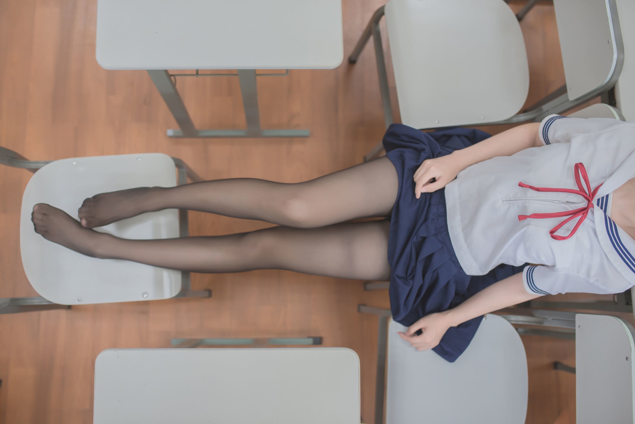 白金Saki] きのこ頭黒ストJK