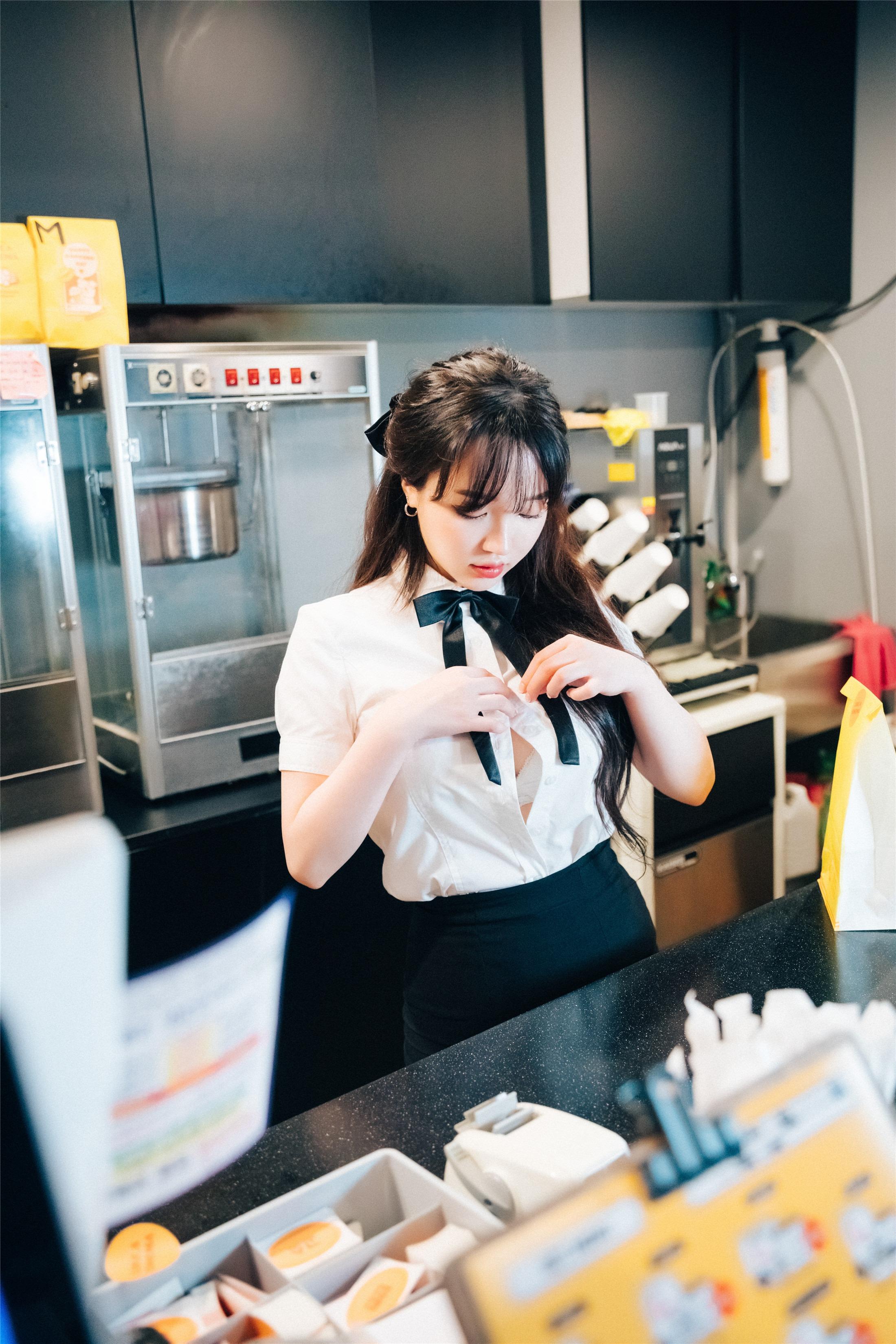 Loozy] Son Ye-Eun - Ticket Girl 120P