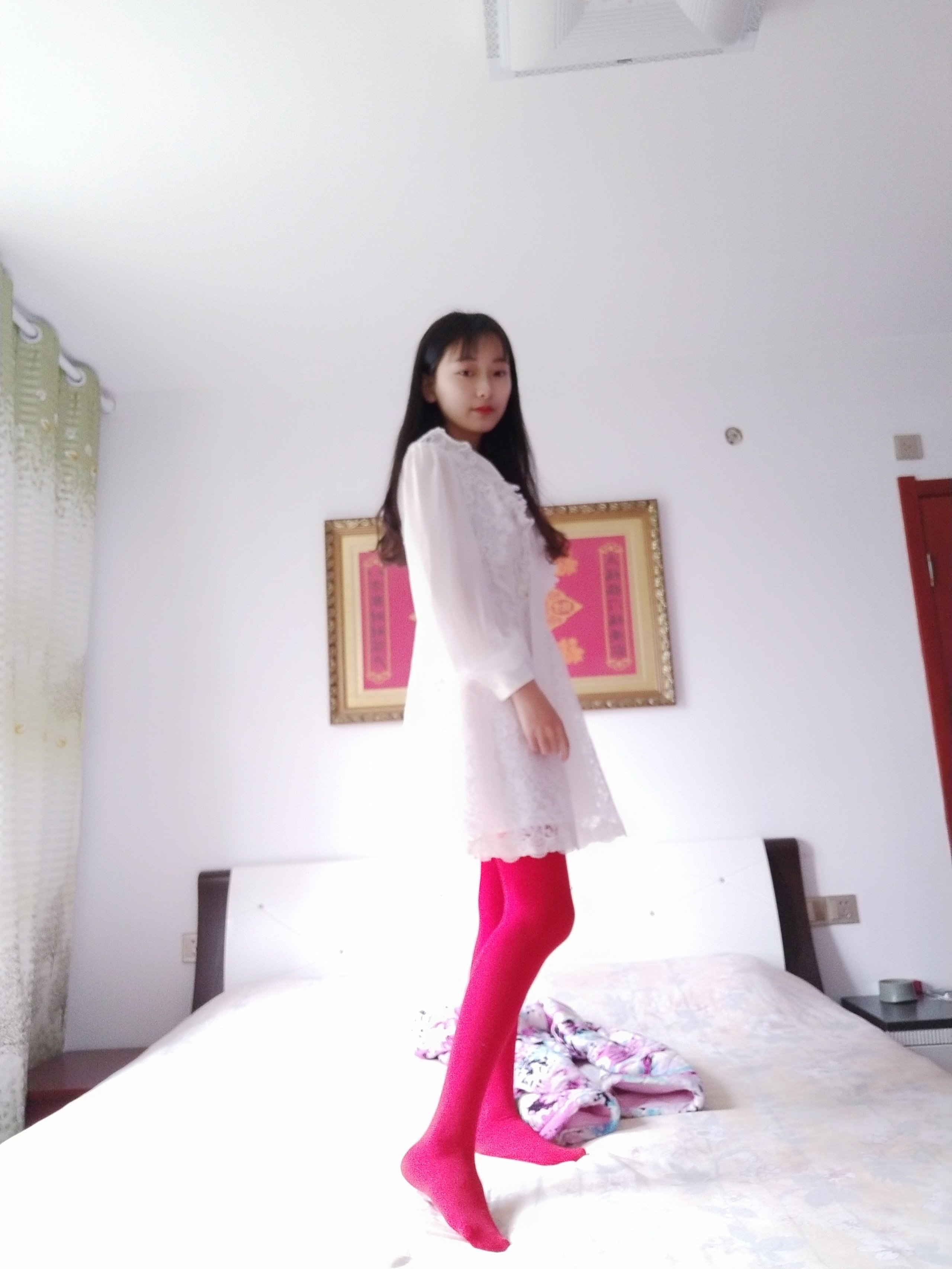 Bê Bê - Tất đỏ trắng