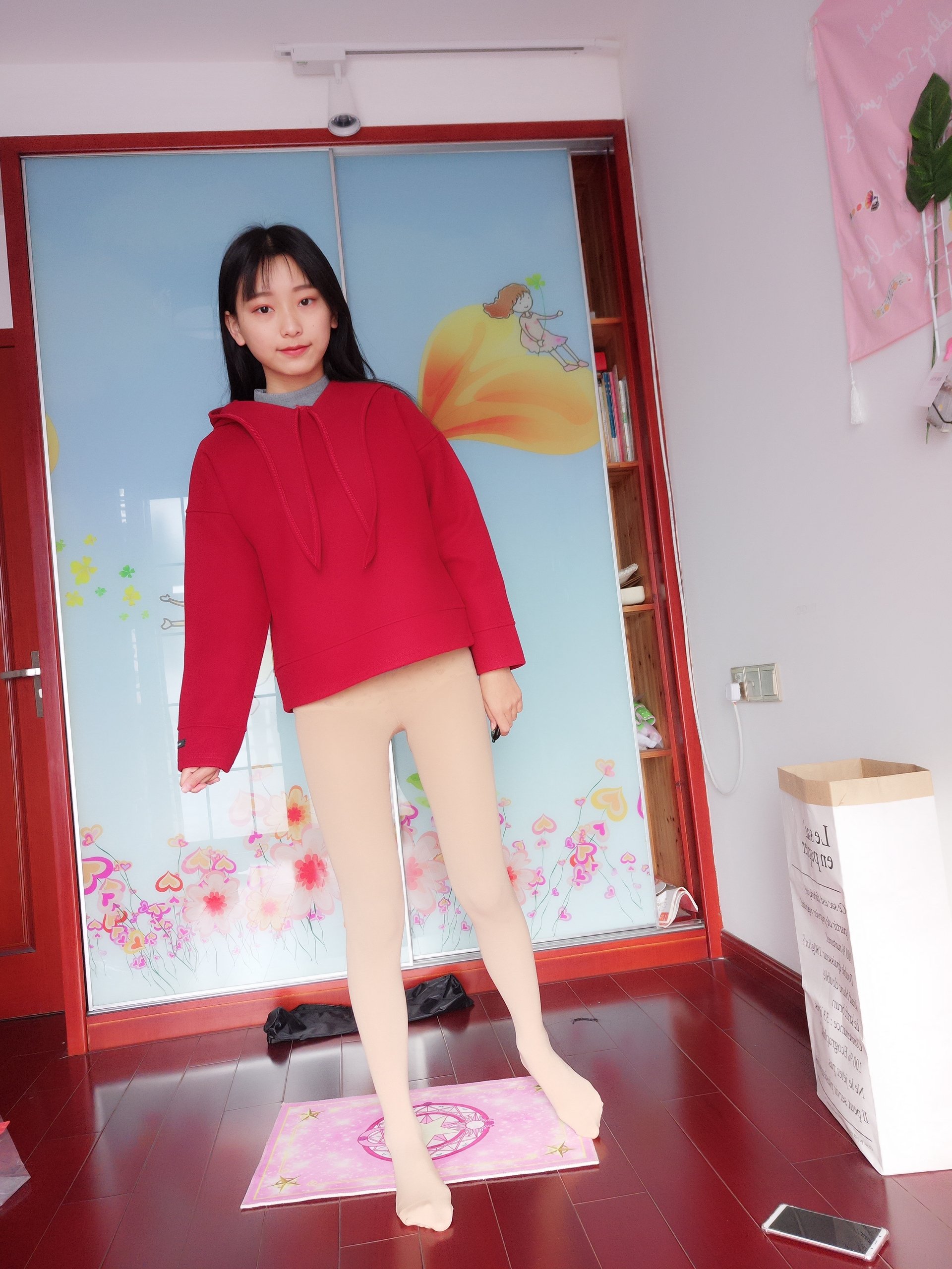 Bê Bê - Tất đỏ trắng