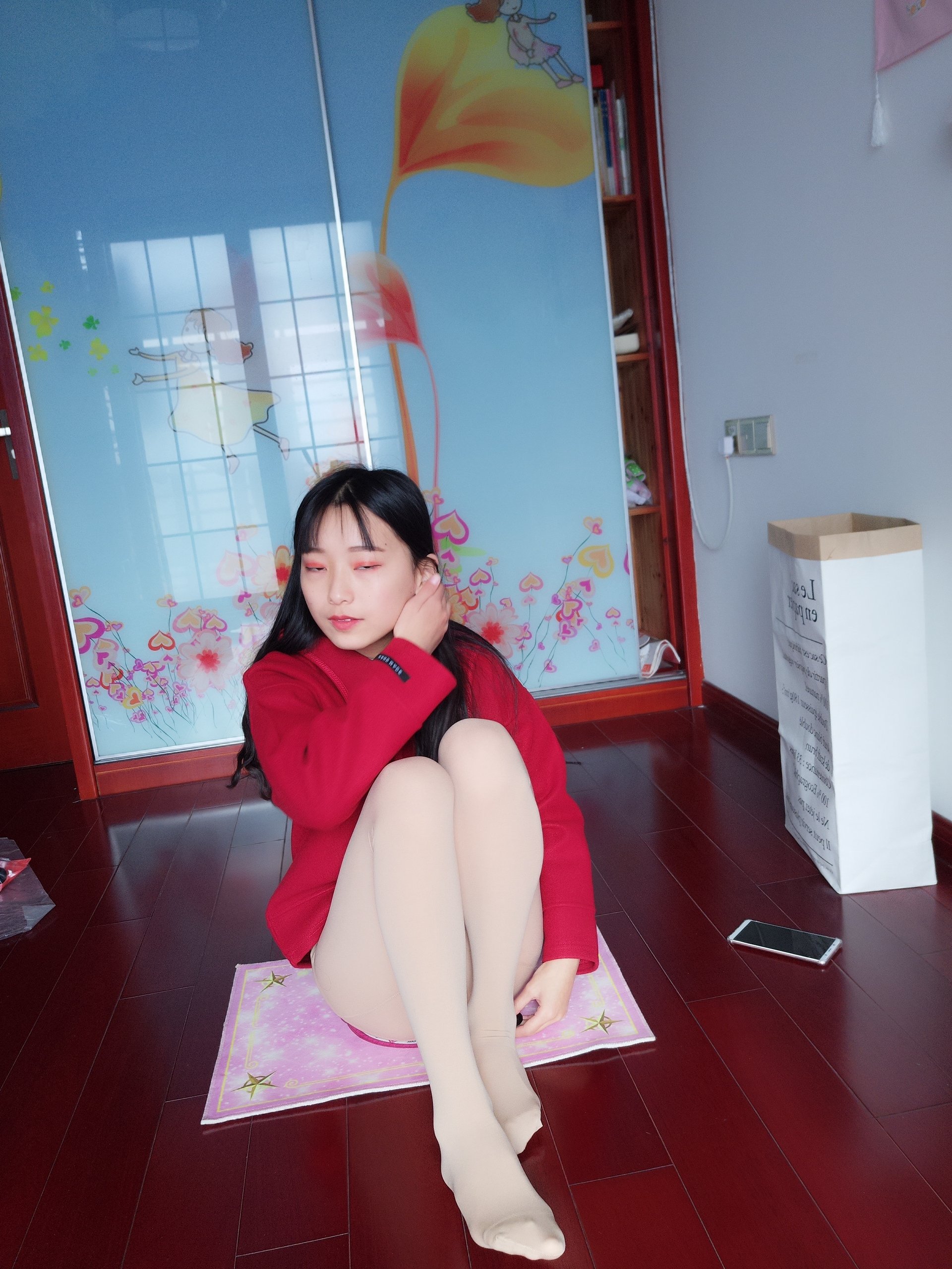 Bê Bê - Tất đỏ trắng