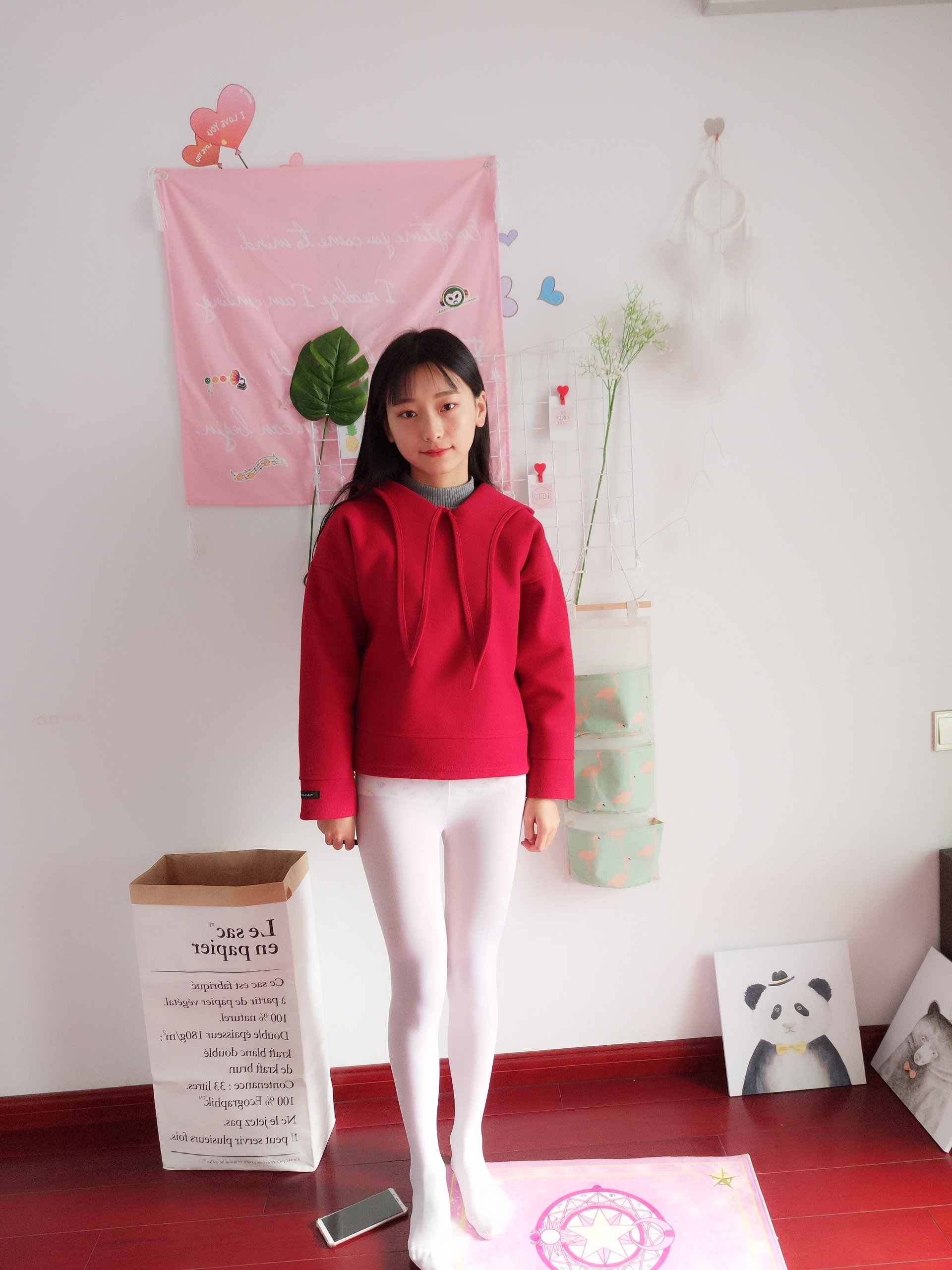 Bê Bê - Tất đỏ trắng