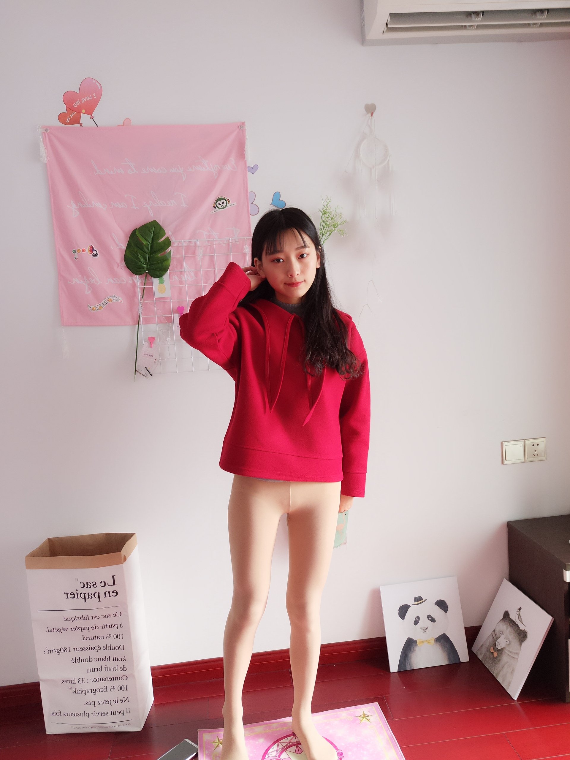 Bê Bê - Tất đỏ trắng