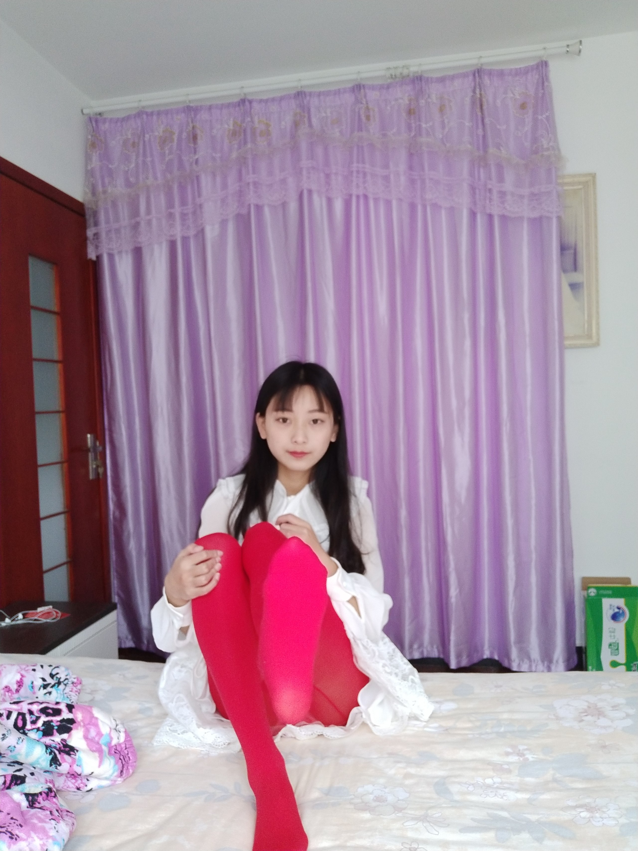 Bê Bê - Tất đỏ trắng