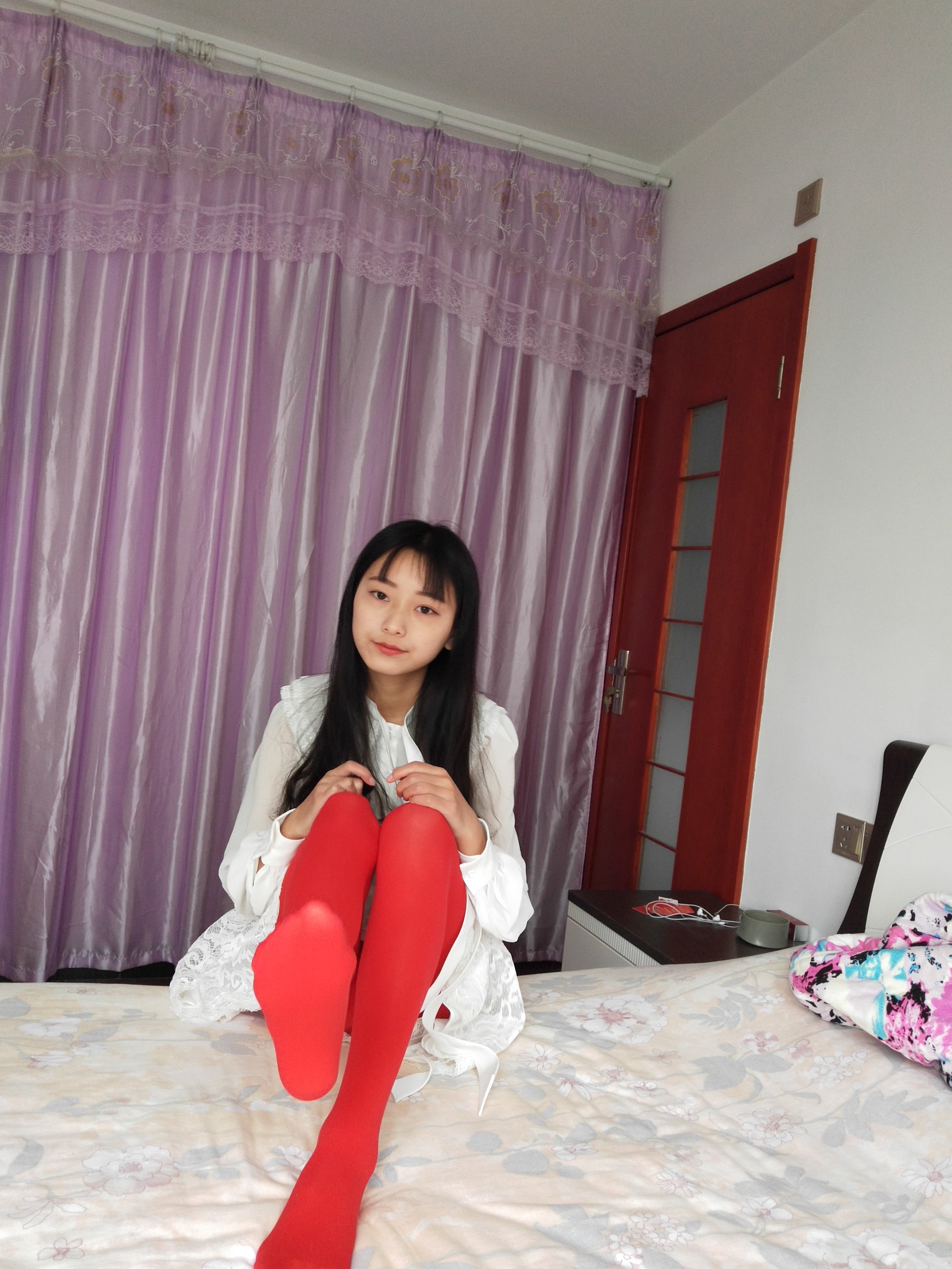 Bê Bê - Tất đỏ trắng