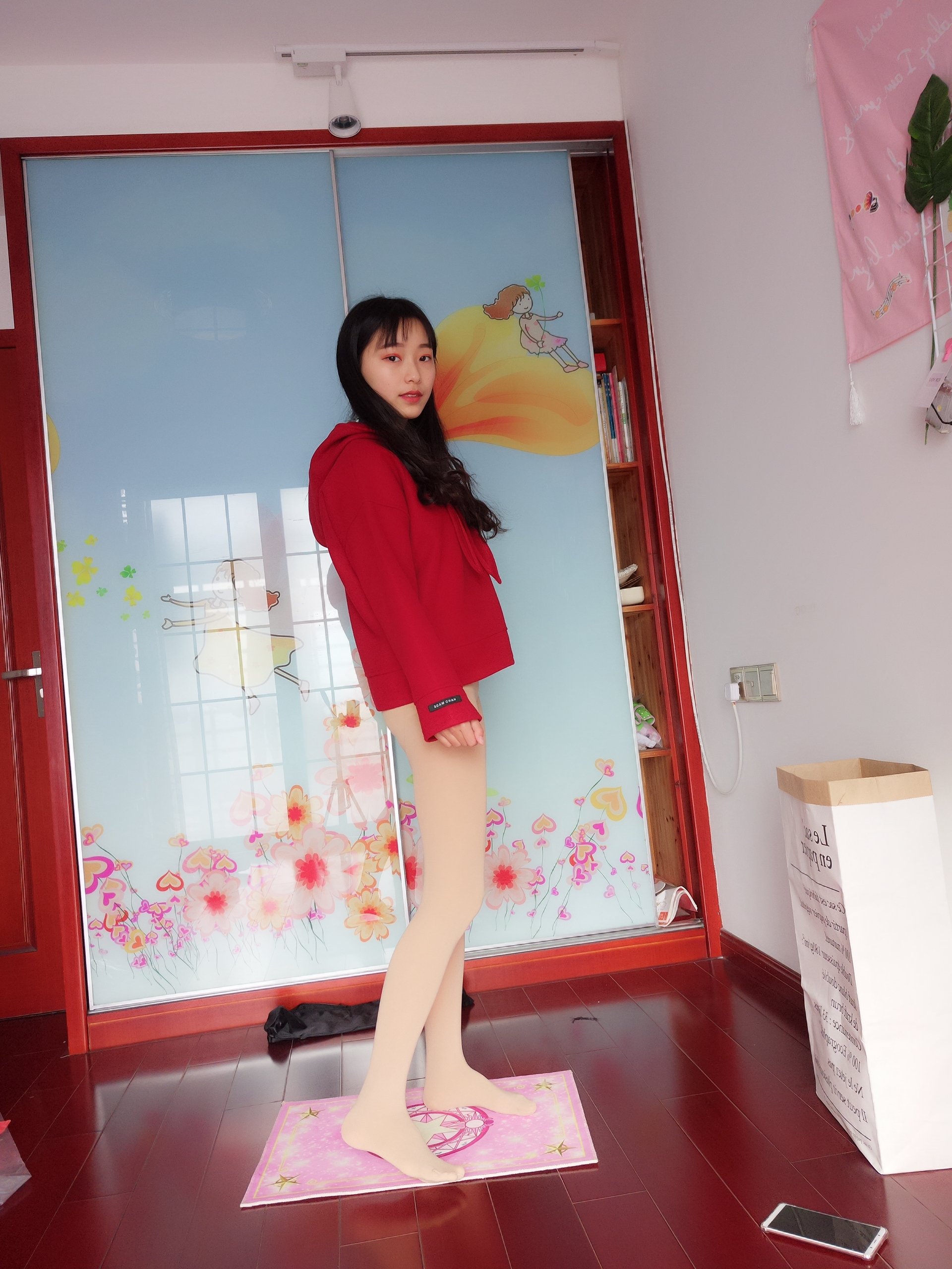 Bê Bê - Tất đỏ trắng