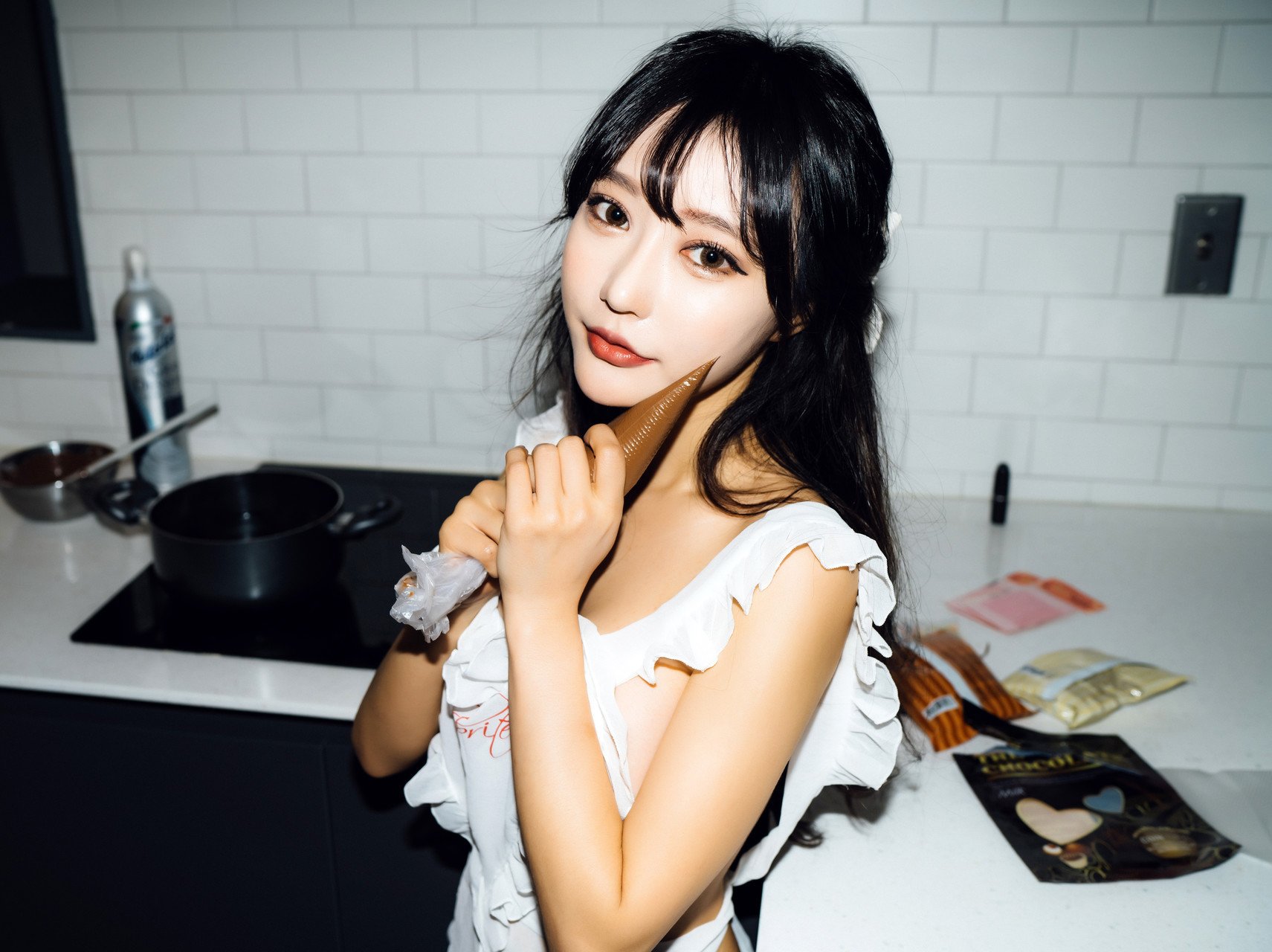 Mona (모나) และ Jucy (쥬시)-ร่างกายช็อกโกแลต