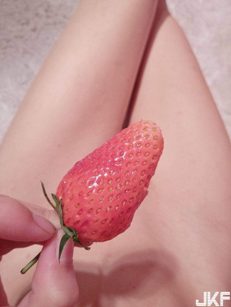 微博網紅 軟萌蘿莉小仙 - 鮑鮑吃草莓