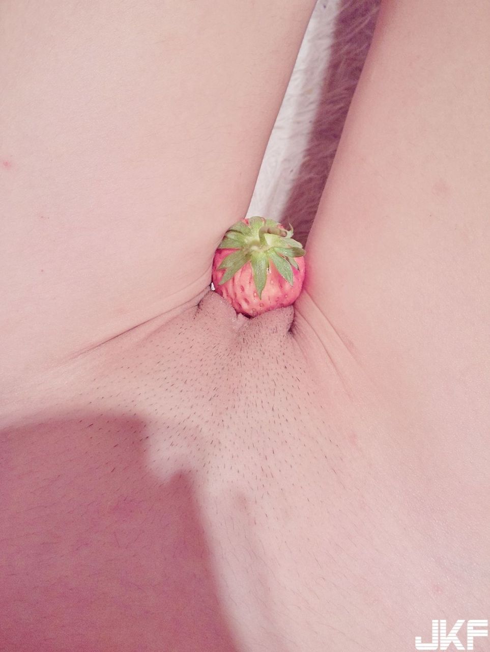 微博網紅 軟萌蘿莉小仙 - 鮑鮑吃草莓