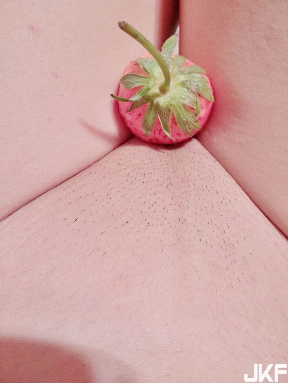 Weibo internet celebrity Soft and cute  belle ta fairy - Bao Bao eating strawberries