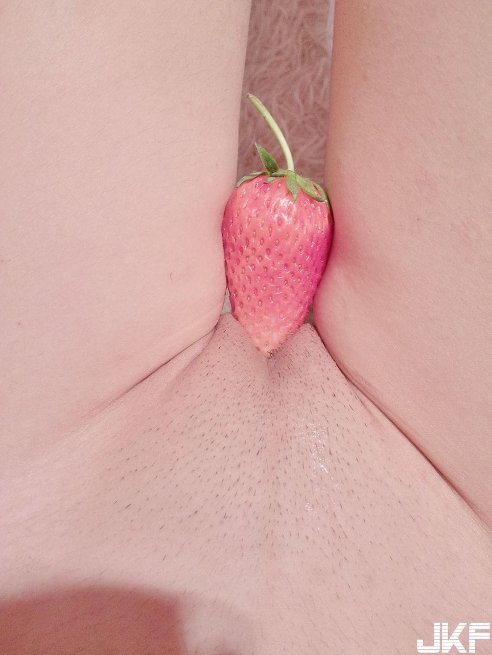Weibo internet celebrity Soft and cute  belle ta fairy - Bao Bao eating strawberries