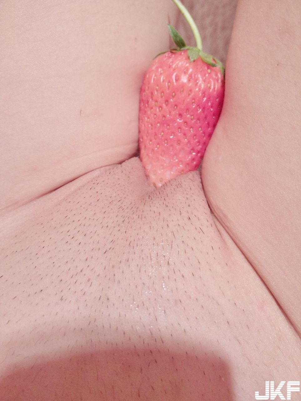 Weibo internet celebrity Soft and cute  belle ta fairy - Bao Bao eating strawberries