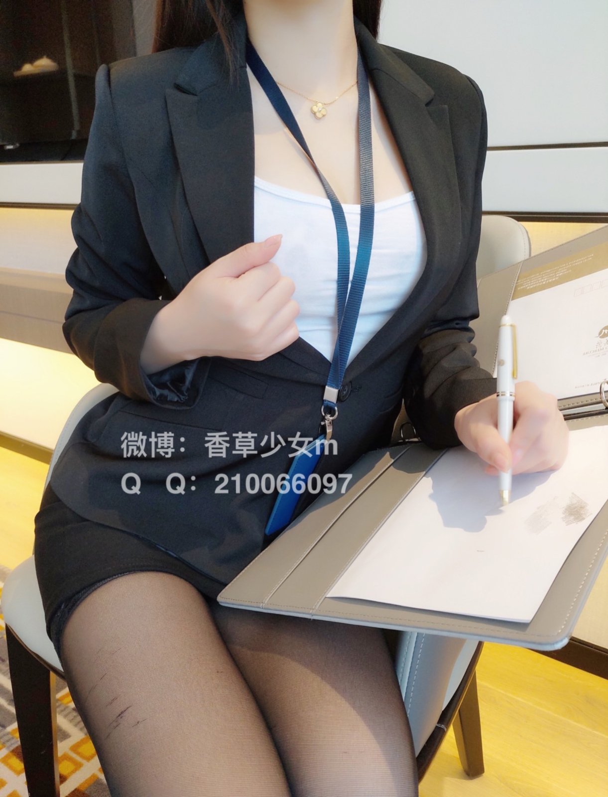 九尾の狐m 思春的なセクシーOL