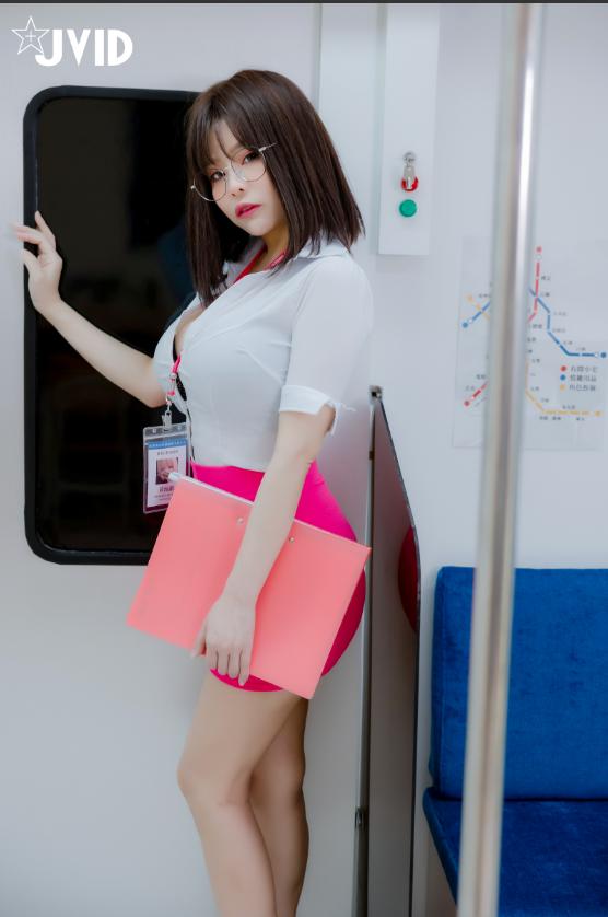 Bunny đang mặc một chiếc váy màu hồng và gặp trên xe điện.