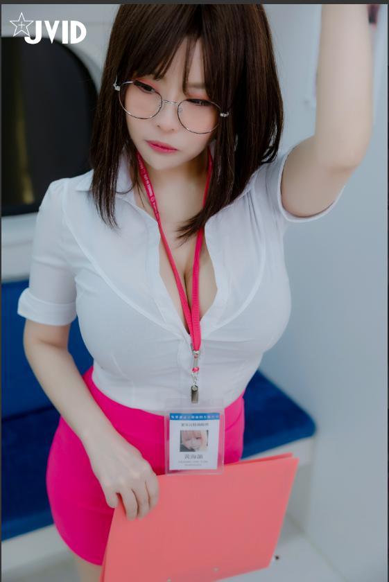 Bunny đang mặc một chiếc váy màu hồng và gặp trên xe điện.