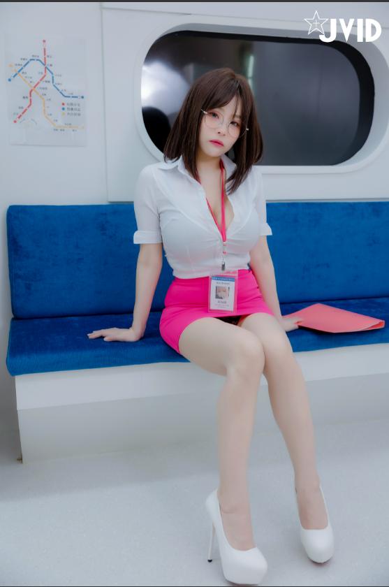 Bunny đang mặc một chiếc váy màu hồng và gặp trên xe điện.