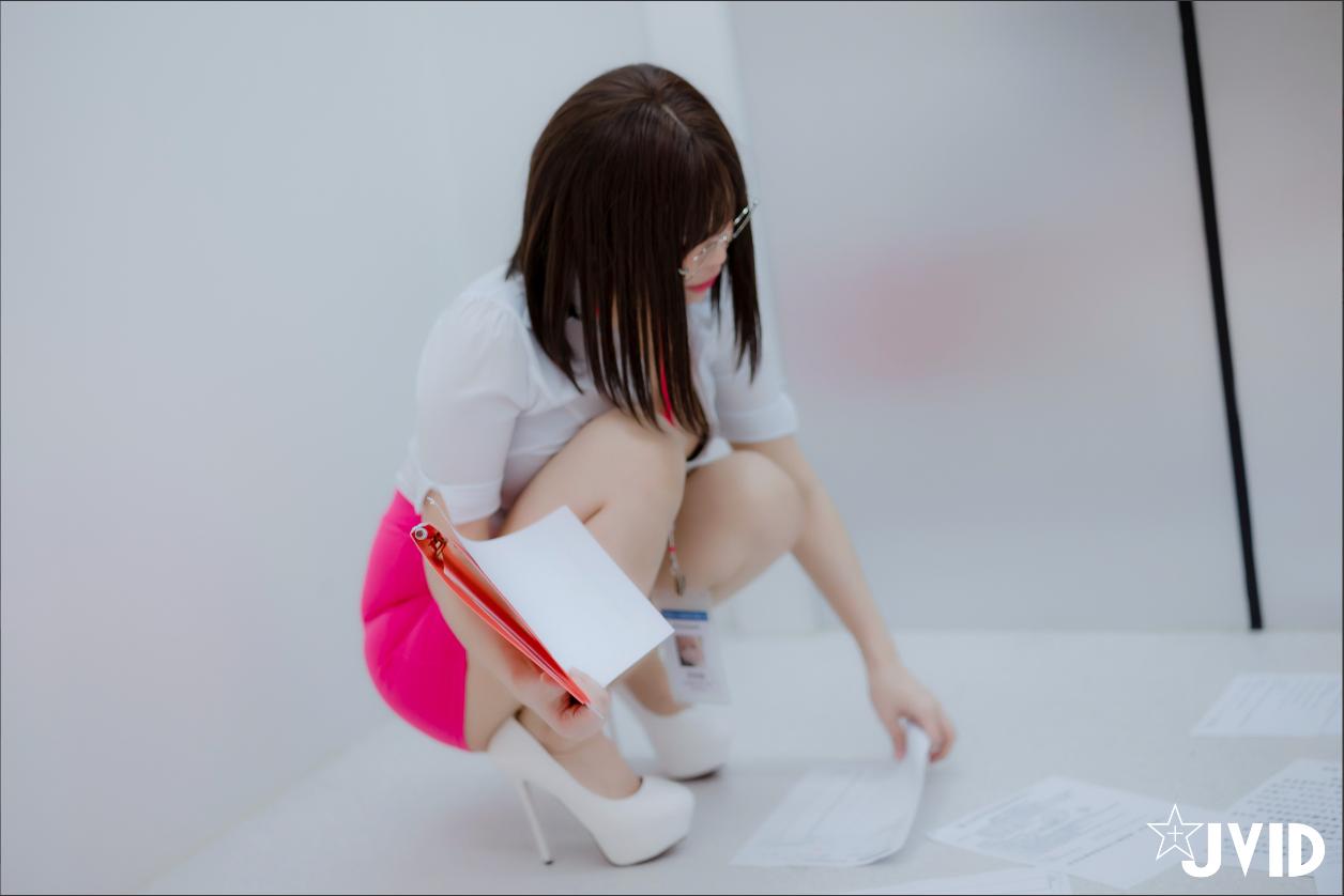 Bunny đang mặc một chiếc váy màu hồng và gặp trên xe điện.