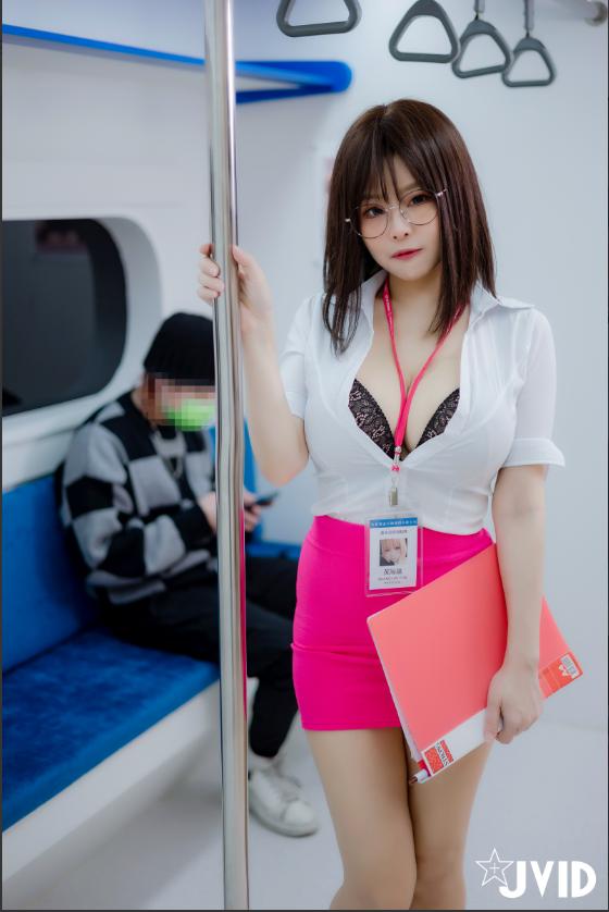 Bunny đang mặc một chiếc váy màu hồng và gặp trên xe điện.