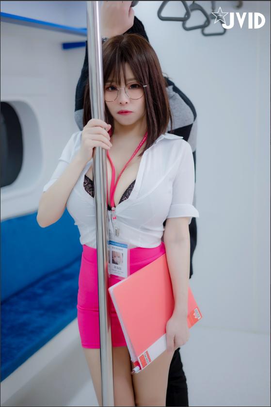 Bunny đang mặc một chiếc váy màu hồng và gặp trên xe điện.