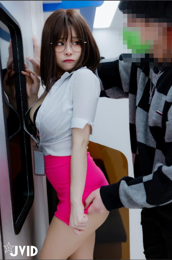 Bunny đang mặc một chiếc váy màu hồng và gặp trên xe điện.